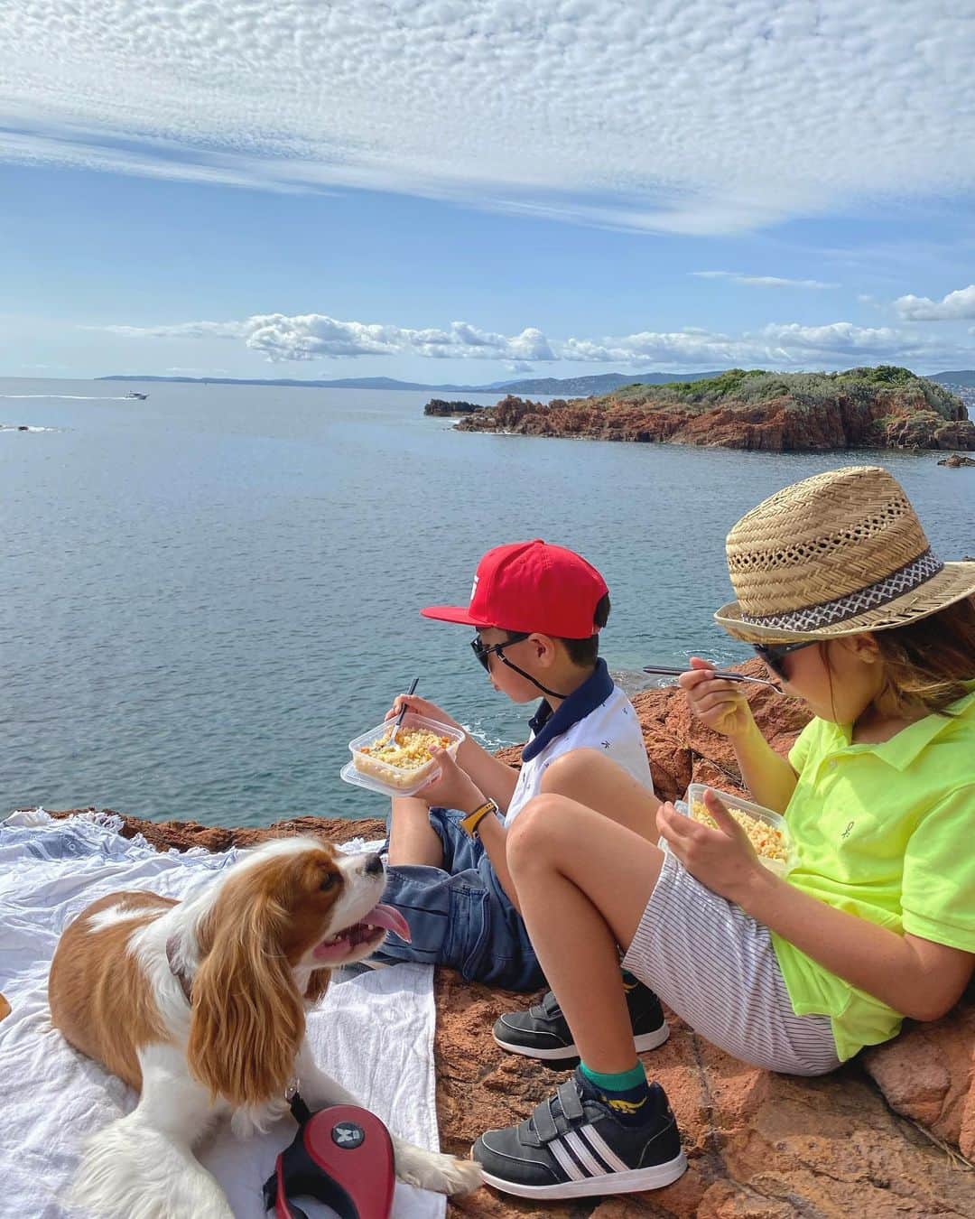 王君萍さんのインスタグラム写真 - (王君萍Instagram)「煮了炒飯帶孩子來海邊野餐 換個環境用餐☀️」9月30日 21時58分 - ping7446