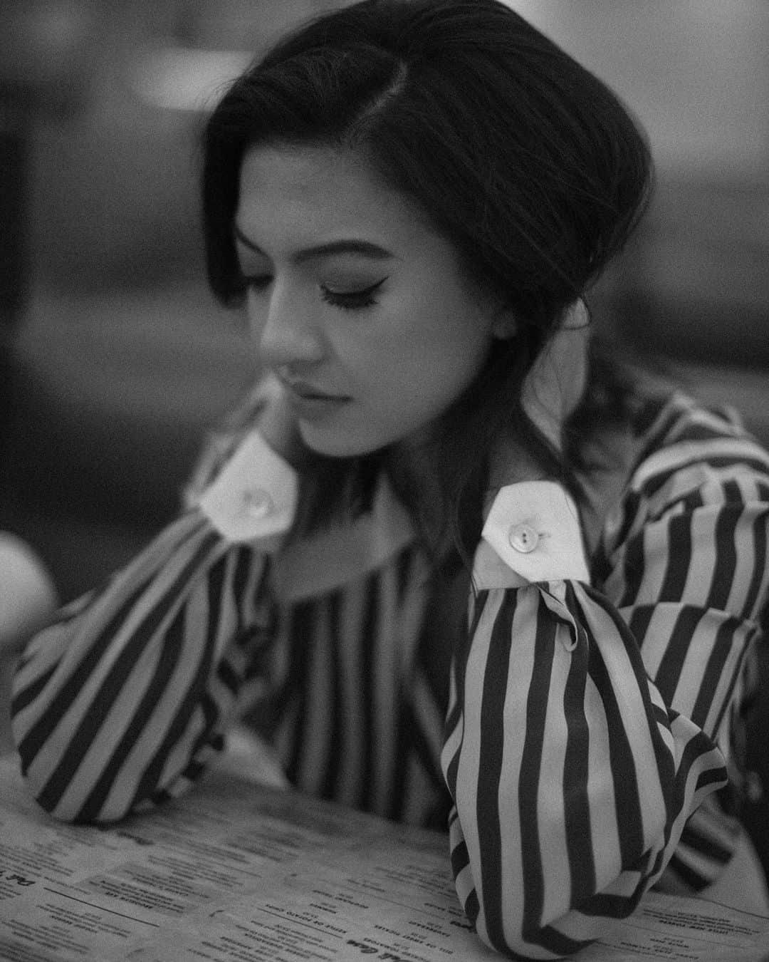 ラライン・シャーのインスタグラム：「I don’t need an inspirational quote- I NEED COFFEE」