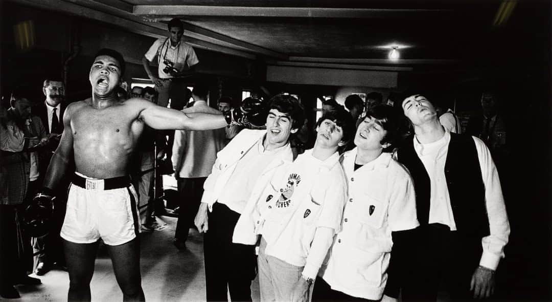 サザビーズさんのインスタグラム写真 - (サザビーズInstagram)「It's a knockout! 🥊  There's just 24 hours left to bid on The Beatles sale, featuring this incredible photo of Muhammad Ali and the Fab Four (est. £20,000-30,000)  In February 1964, the Beatles headed stateside to appear on The Ed Sullivan Show, filming their performance at the Deauville Hotel. Nearby at the 5th Street Gym, a relatively unknown 22-year-old Cassius Clay was training for his fight against the ‘unbeatable’ Sonny Liston. It was arranged for the band to call in to watch the training session during a break, although they had originally wanted to meet the favourite, Liston. To the surprise of many, Clay won the fight against his hotly tipped opponent.  Immortalised by British sports photographer Chris Smith, this impromptu meeting brought together five extraordinary characters in a series of iconic photographs that capture the humour and playful spirit of the world’s greatest boxer and the world’s greatest rock band.   #SothebysBooks #SothebysPhotographs #TheBeatles #MuhammadAli」9月30日 22時00分 - sothebys
