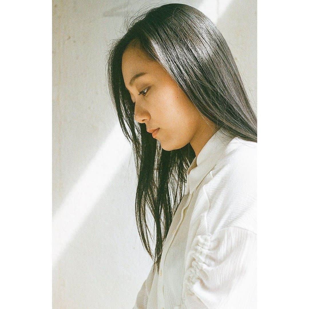 工藤綾乃のインスタグラム：「9/30 9月最終日。 なんだかVaundy さんの音楽を聴きながら夜道を歩きたい。 天気が良く気候もちょうど良くふわふわする気持ちを感じながらも引き締めて。 今日一日が終わりました Photo by @daisaku_kikuchi  . . . . . #9/30#byebye#september#actress#tokyo #秋#女優#工藤綾乃#光」