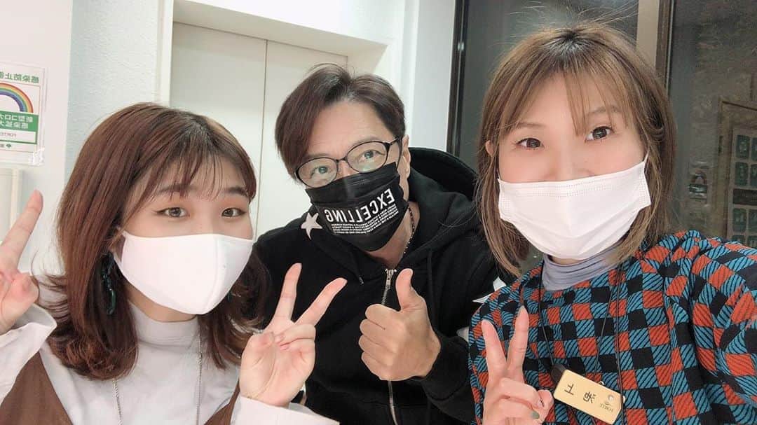 黒田アーサーのインスタグラム：「久しぶりのカット&カラー&炭酸ヘッドスパ😊👍髪も頭皮もスッキリしたー🤗 #フォルテ表参道店  #千鶴ちゃん #村井ちゃん #いつもありがとう❤️」