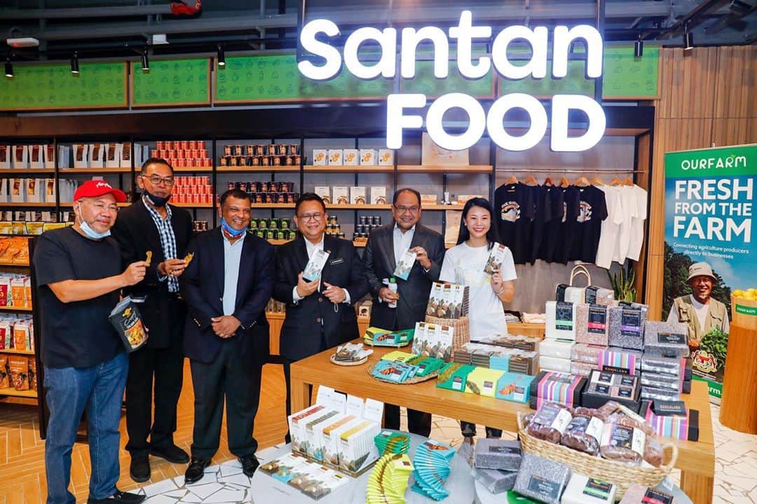 エアアジアのインスタグラム：「The world's first Asean food restaurant, @santan.asean is now expanding in Malaysia and was awarded with the official franchise registration certificate by the Ministry of Domestic Trade and Consumer Affairs (KPDNHEP) @mykpdnhep at the launch event yesterday.  Santan has set a vision to be the first truly Asean fast-food chain through expansion from Malaysia into other markets like Indonesia, Thailand and the Philippines. The expansion of 20 new outlets this year will support hundreds of job opportunities attracting more young entrepreneurs to enter the F&B industry.  To support the ‘Buy Malaysia Products Campaign,’ Santan also partnered with local lifestyle artisan, @bingka.kl to produce handmade merchandise featuring themes derived from its iconic ‘Pak Nasser’s Nasi Lemak’ that is uniquely Santan.  Interested in joining us in our mission to bring our love for ASEAN food to the world? Click the link in our bio or head over to www.santan.com.my! 🍲❤️👌🏻  #LiveLifeNow #AirAsia」