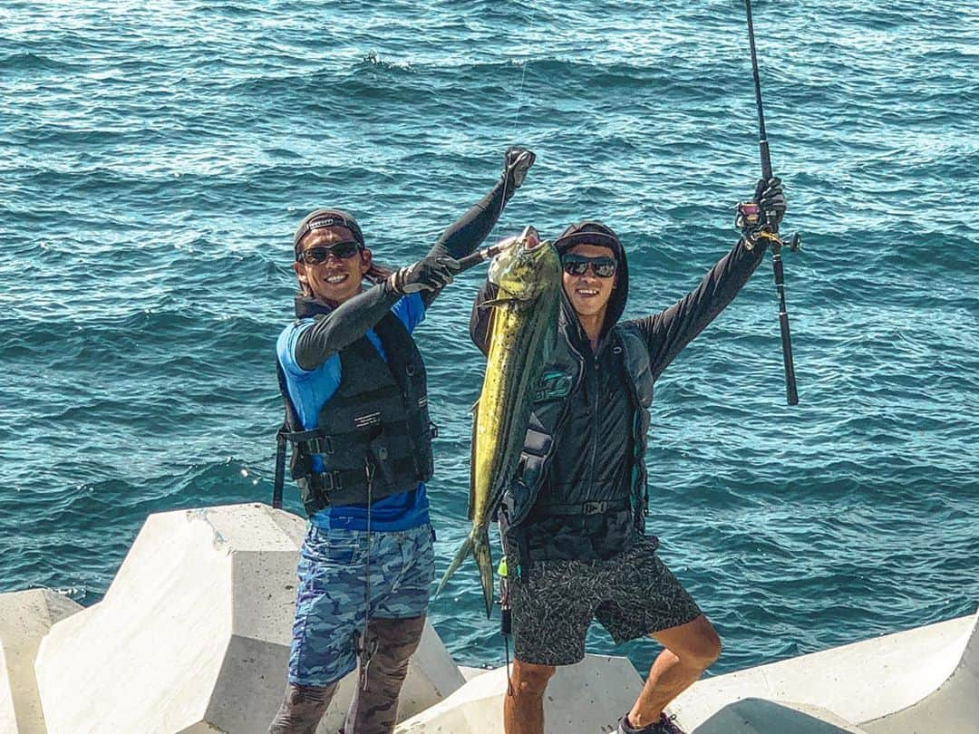 安藝正俊さんのインスタグラム写真 - (安藝正俊Instagram)「: BIG GAME【動画あり】🎣  アタリも、引きも、サイズも 強力な獲物をなんとか仕留めた時は、ホントたまらん。  この時期の釣りは、 獲物が強力すぎて、最高よ🤙  【動画①】 相棒とダブルヒットして2人のファイトシーン 引きがエグすぎて俺のラインブレイク…  【動画②】 その後回収に徹するシーン  【動画③】 シーラの尻尾を鷲掴みして引き上げ完了 : #沖縄 #沖縄生活 #沖縄好きな人と繋がりたい  #休日の過ごし方 #自然が好き  #海 #海のある生活  #海好きな人と繋がりたい  #釣り #釣り好きな人と繋がりたい  #広がり同盟  #ライフスタイル #アウトドア #フィッシング #ルアーフィッシング  #キャンプ #キャンプ好きな人と繋がりたい  #ソトアソビ #ダレカニミセタイケシキ  #okinawa #okinawajapan  #lifestyle #outdoorlife #camp #fishing #fishinglife  #fishingday #summervibes #goodvibes」9月30日 22時08分 - akimasa_okinawa