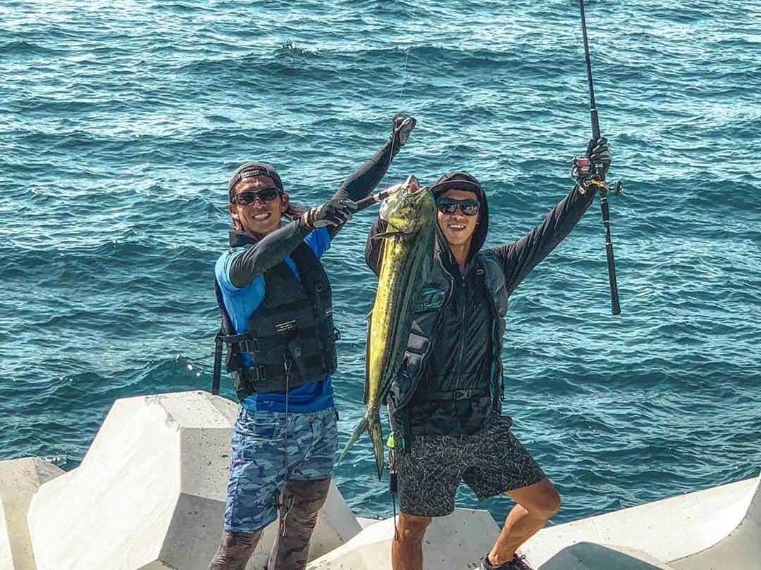 安藝正俊のインスタグラム：「: BIG GAME【動画あり】🎣  アタリも、引きも、サイズも 強力な獲物をなんとか仕留めた時は、ホントたまらん。  この時期の釣りは、 獲物が強力すぎて、最高よ🤙  【動画①】 相棒とダブルヒットして2人のファイトシーン 引きがエグすぎて俺のラインブレイク…  【動画②】 その後回収に徹するシーン  【動画③】 シーラの尻尾を鷲掴みして引き上げ完了 : #沖縄 #沖縄生活 #沖縄好きな人と繋がりたい  #休日の過ごし方 #自然が好き  #海 #海のある生活  #海好きな人と繋がりたい  #釣り #釣り好きな人と繋がりたい  #広がり同盟  #ライフスタイル #アウトドア #フィッシング #ルアーフィッシング  #キャンプ #キャンプ好きな人と繋がりたい  #ソトアソビ #ダレカニミセタイケシキ  #okinawa #okinawajapan  #lifestyle #outdoorlife #camp #fishing #fishinglife  #fishingday #summervibes #goodvibes」