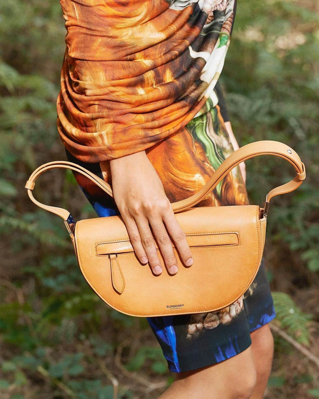 Burberryさんのインスタグラム写真 - (BurberryInstagram)「Captured at the #BurberrySpringSummer21 show – our small Olympia Bag in hand-buffed camel leather  . #BurberryShow」9月30日 22時21分 - burberry