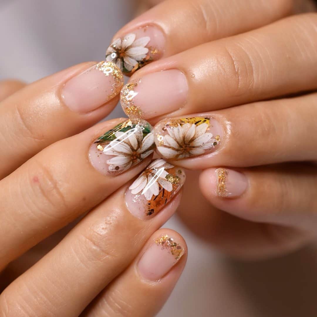 Yuka Maeda ::manicurelistのインスタグラム：「. . Salon data▼ ＝＝＝＝＝＝＝＝＝＝＝＝＝＝＝＝＝＝＝＝ . CADENAS -nail eyelash salon- ●Nail artist  @yuka.maeda  @yuki_cadenas ●eyelash　@cadenaseyelash  ゲストに愛と感動を…♡ . 【 LINE ＠cadenas 】 ご予約/お問い合わせはLINEよりお気軽に🤲 ▶︎▶︎#cadenasnail デザインアップしてます♡  price…★⭐︎Instagram特別キャンペーン中⭐︎★ . 「インスタ見たよ👀」と LINEからご予約で特別プライス7500円！！ . ※ご新規様限定 ※キャラクターや特殊なエレメント等のみ 別途料金いただく場合ございます🙇🏻‍♀️ . . price…初回8000円（オフ込み） access…大阪市北区堂山町16-1  中崎町駅  徒歩5分 /  梅田駅  徒歩6分 . tel… 06-4792-8617 ＝＝＝＝＝＝＝＝＝＝＝＝＝＝＝＝＝＝＝＝ . . .  #中崎町ネイルサロン #梅田ネイルサロン #大阪ネイルサロン #関西ネイルサロン #インスタネイル #instanails #instanail #トレンドネイル #ネイルサンプル #エアーネイルデザイン  #ネイルブック #フラワーネイル #ネイルチェンジ #今月のネイル #にゅーねいる #秋ネイル #フラワーネイル  #ネイル大好き #グリーンネイル #ネイル部 #女子力向上委員会 #女子力 #女子力ネイル #アートネイル #autumnnails  #ニューネイル  #ナノソル #ナノソルcc  #ナノソル販売店大阪」