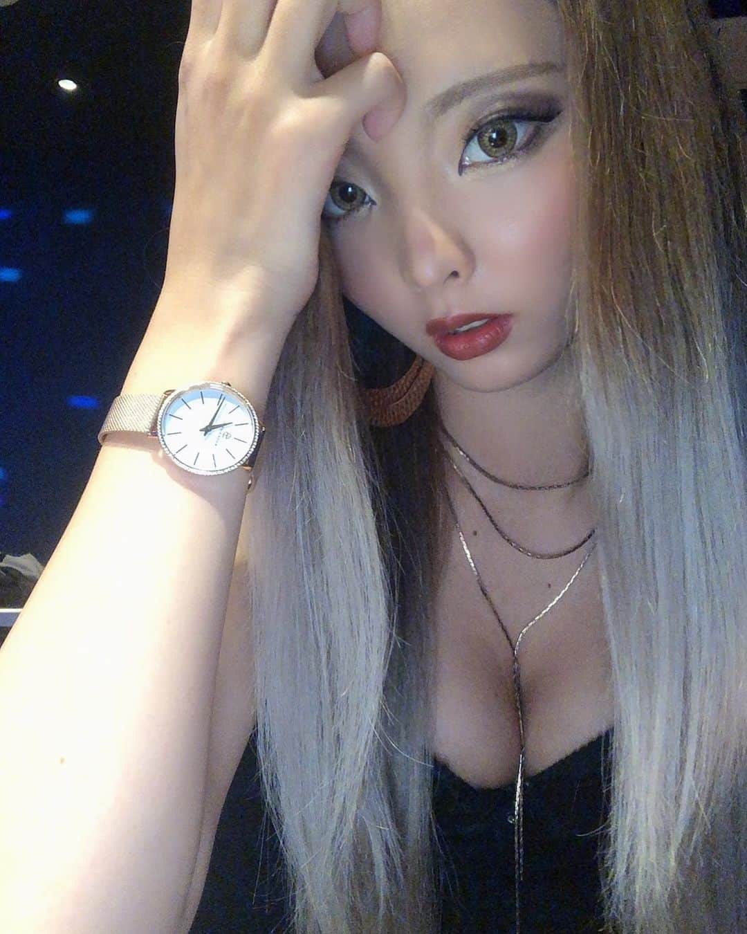 KIKKOのインスタグラム：「✔️ 今夜は @partyqueen.tokyo 💗💜 . 10月2.6.8.17.21.24日 いるよ🙋🏼‍♀️💓 . あ！この写真の時計！ また新しくGETしたんやけど 衣装にも合うからめちゃくちゃ気に入ってる⌚️✨ . シンプルやけど存在感あって ゴールドやしキラキラやしかわいすぎ👑 (ギャルはキラキラに弱いww) . このクーポン使ったら 10%OFFになるみたいやから 是非使ってちょ💓👉🏽 kikkoiw . @4bwatches_japan  #4bwatches #腕時計 #時計 #BLACKBYBLUE BRAVE」