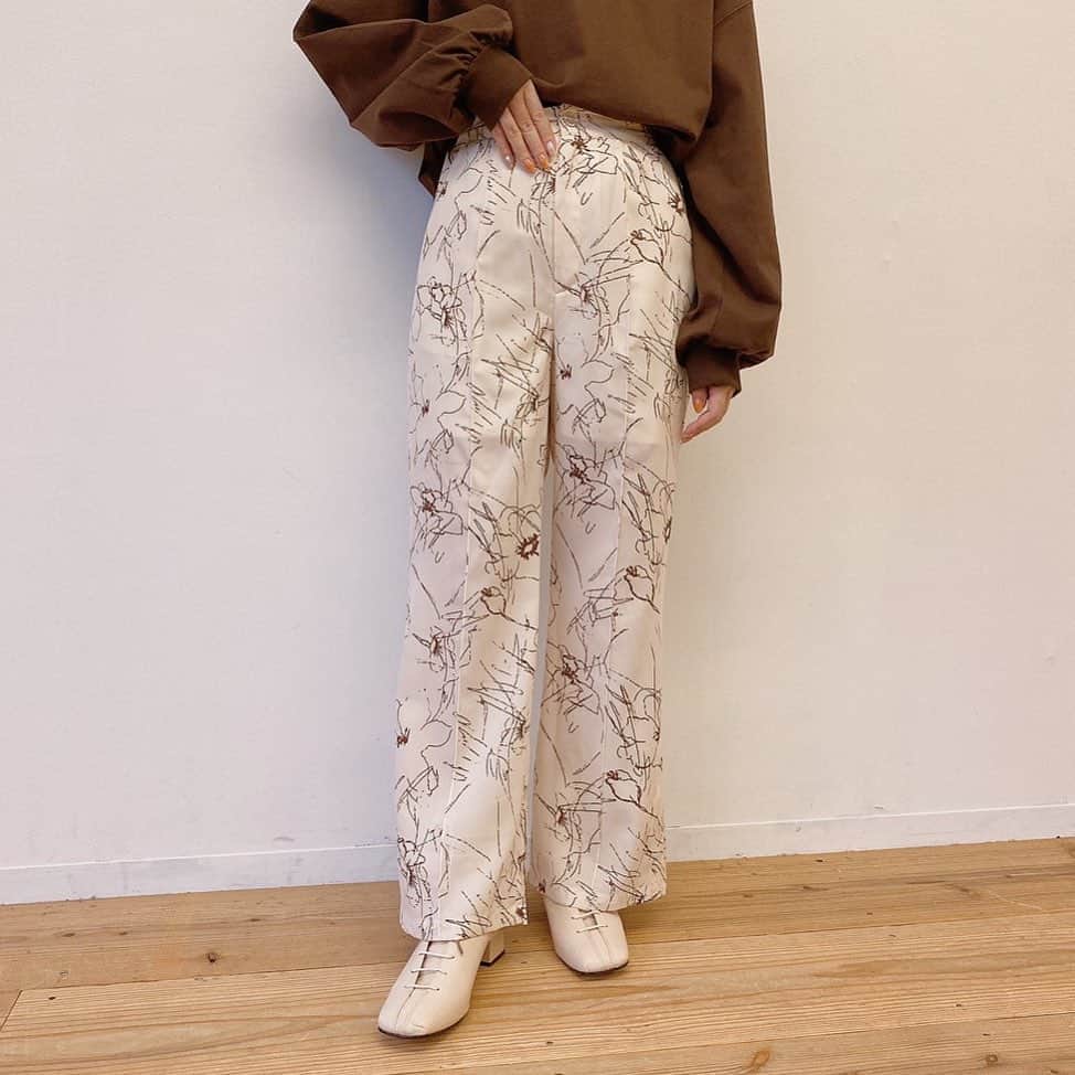 Vannie Officialのインスタグラム：「⠀  【VANNIE U　ニュアンスフラワーパンツ　】3,500+tax  ⠀ 《styling》 手書き風のプリントをあしらったオトナムード漂う総柄パンツ♪ モノトーンと柔らかな同色ベージュなのでカラーもののトップスやワンピースなどもの相性抜群です！ 今季トレンドのベージュ系でまとめたニュアンスコーデも楽しめます◎  ⠀ 《detail》 センターラインですっきり足長スタイルが叶うデザイン♪ 裾に両サイドにベンツが施され、ややフレアラインなのでトレンドライクなシルエットに仕上げました。 ウエストは後ろゴムなので楽な履き心地です◎  ⠀ 《fabric》 しわになりにくい薄手の生地使用 ⠀ ⠀ ⠀ #vannie_u#ヴァニーユー #ZOZOでしか買えない⠀⠀ お問い合わせはDMまでご連絡ください‪‪☺︎‬」