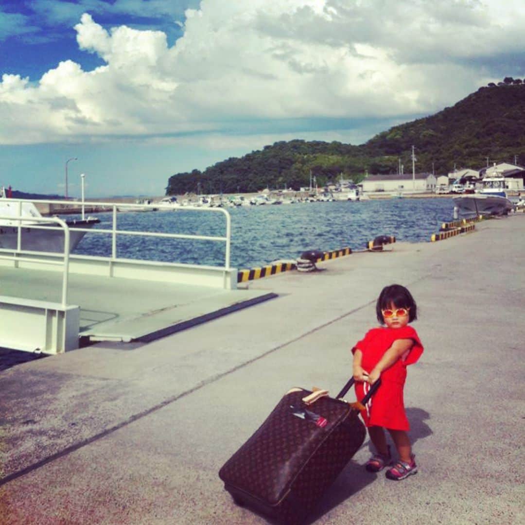 ひうらさとるのインスタグラム：「9月30日（水）だーいぶ前の夏の写真。いやいやまだ夏でしょと半袖のTシャツ着てたけど、そろそろ秋の存在認めないとね…（渋々）。 自己肯定感とは何か…と最近良く考えるんだけど、私は仕事で認められてないな…と落ち込みそうになると「いやいや、生前売れた絵が一枚のゴッホに比べれば全然マシな評価だよ！」と思うんだけど、よく考えたら相当図々しいですよね！🤣🤣 比べる対象よ…。 この秋も前向きに生きていきたいものです。」