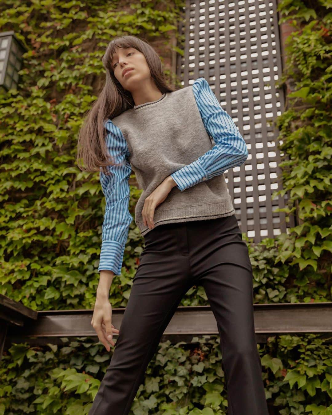 デレクラムのインスタグラム：「Take a classic crew neck, add stripe poplin sleeves: a new updated classic.」