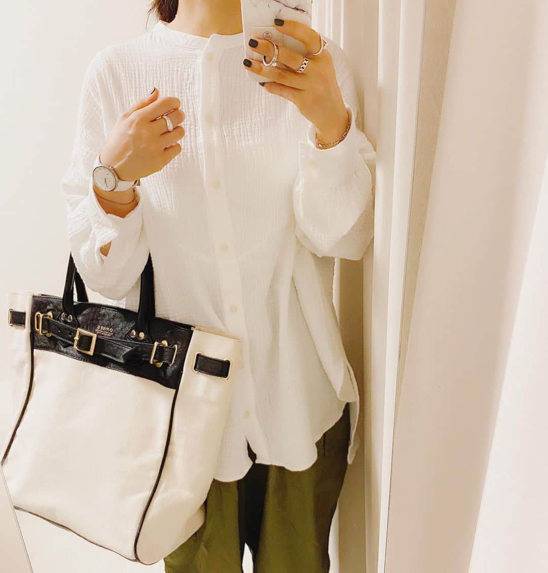 aiaiさんのインスタグラム写真 - (aiaiInstagram)「ガーゼ素材のシャツにカーゴパンツ @omnes_web  コーデの詳細はブログに書いています  𖤐𖤐𖤐𖤐  #fashion#outfit#style#coordinate#instagood#ootd#pic#instapic#コーデ#コーディネート#スタイリング#プチプラコーデ#本日のコーデ#大人カジュアル#プチプラ  #カジュアル ##アラフォー #アラフォーコーデ #アラフォーファッション#シャツコーデ #カーゴパンツ#カーキコーデ #カーキ #ガーゼシャツ #バレエシューズ #バレエシューズコーデ」9月30日 22時29分 - saltaiai