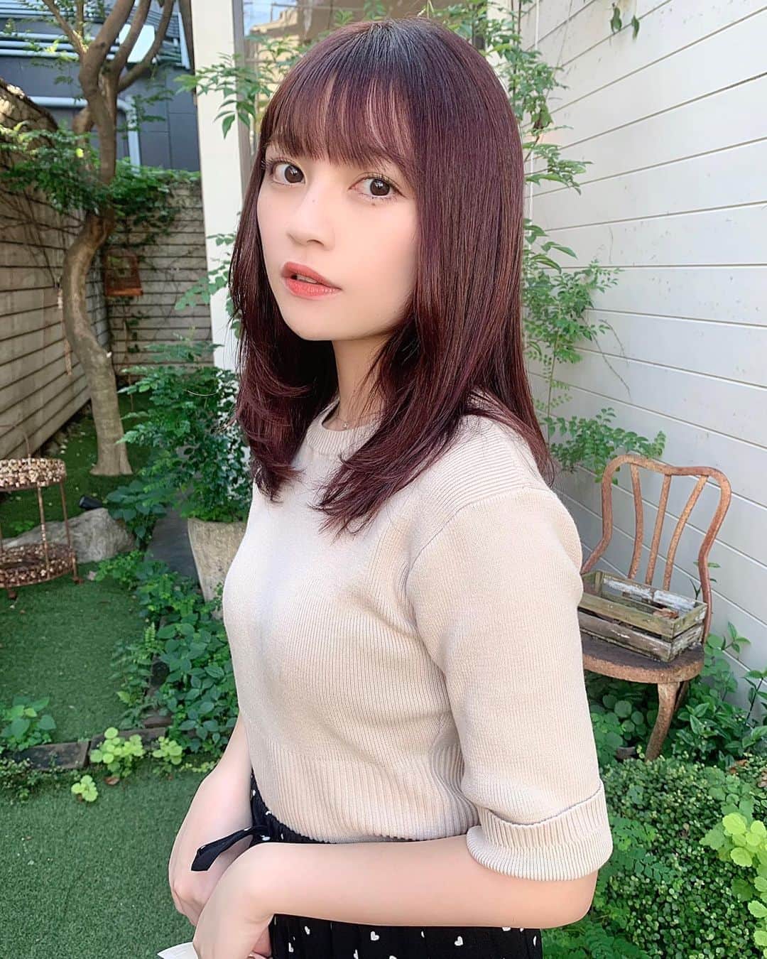 廣川奈々聖のインスタグラム：「今日は髪のメンテナンスへ〜 ❤︎🐇✂︎﻿ ﻿ #ピンクブラウン を継続しつつ﻿ 秋になったから、前よりもちょっと深みのあるカラーにしてもらったよ〜﻿ ﻿ ﻿ お仕事頑張れちゃう¨̮ はぴ﻿ ﻿ ﻿  ﻿ ﻿ ﻿ #美容院#garland#ヘアカラー#秋カラー#ボルドーカラー#ワインレッド#ブラウンカラー#aujua」
