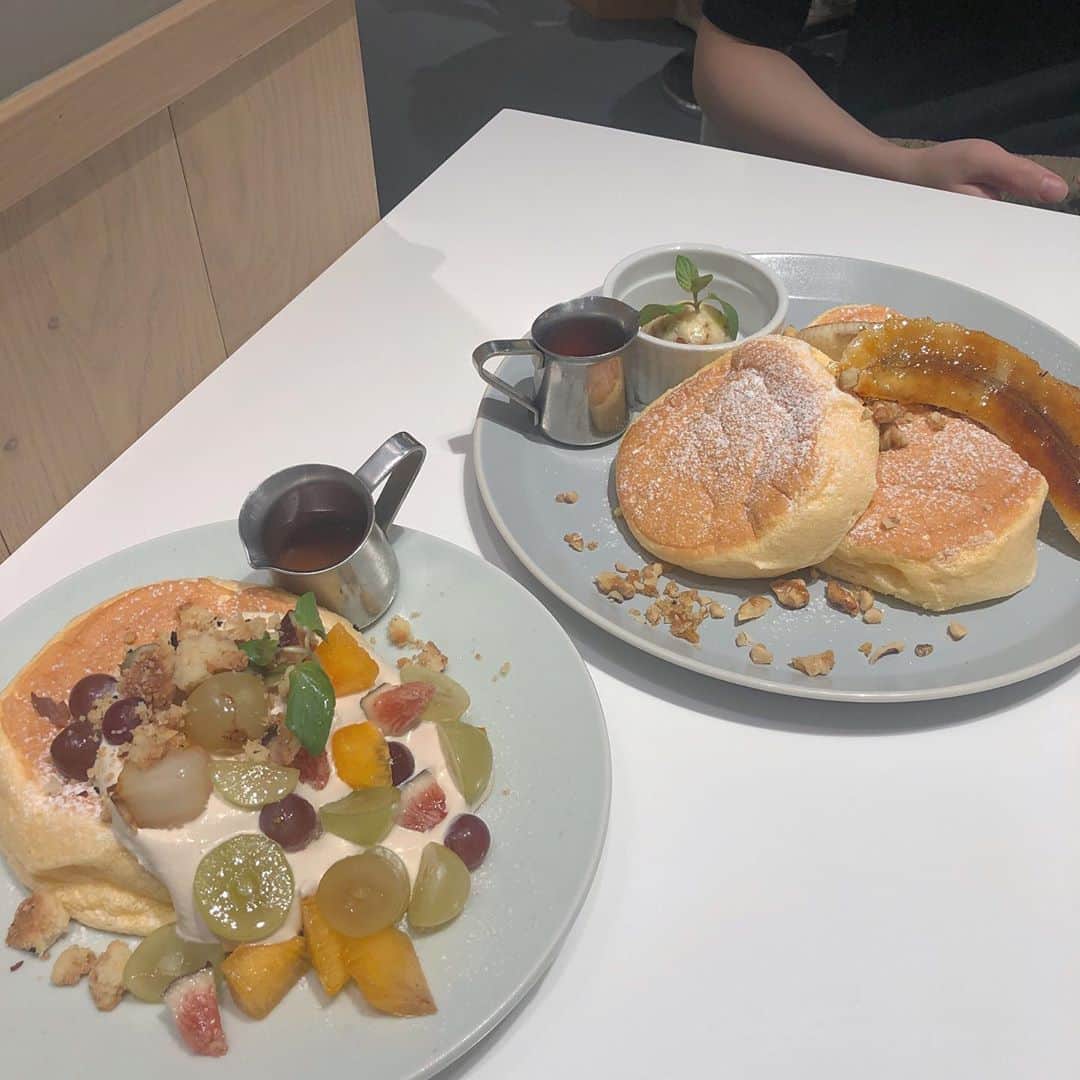末井櫻子のインスタグラム：「🥞🍴 . . 選べなくて舞花と半分こ♡ どっちも美味しくて分けっこして正解だった💮 . . . #flippers #flippers梅田  #エストフードホール  #パンケーキ #梅田カフェ #梅田カフェ巡り  #大阪カフェ #大阪カフェ巡り  #大阪パンケーキ  #カフェ #カフェ巡り」
