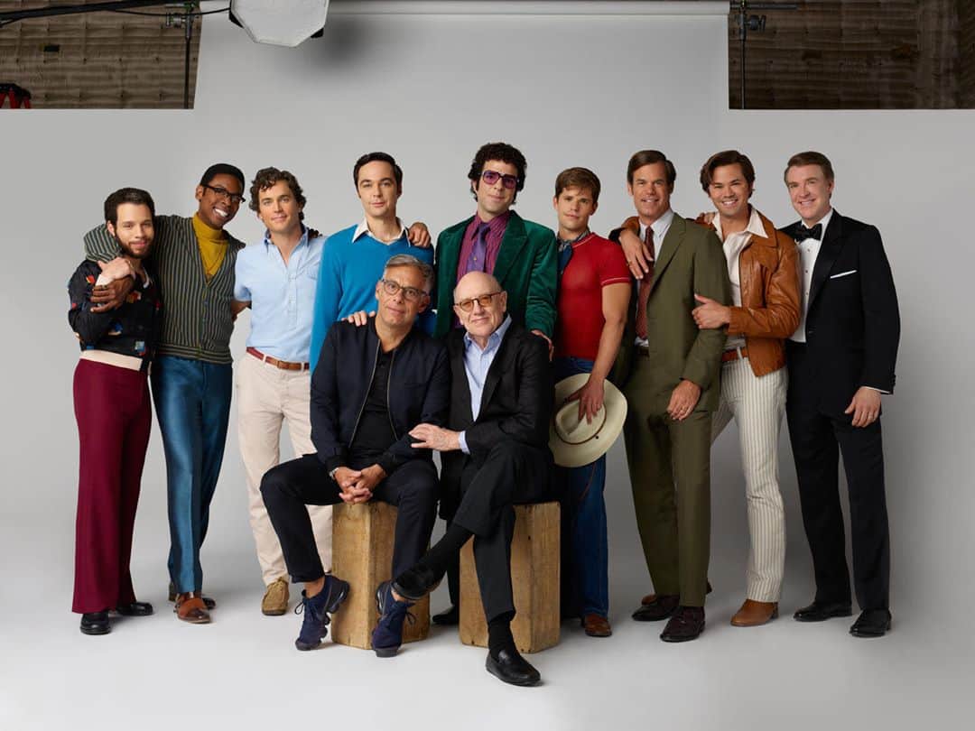 マット・ボマーのインスタグラム：「Wow. It’s been close to 3 years with these guys from the first reading of the play. All I can say is that working with this group made me a stronger person, and made me love and accept myself a little more. And what more can you ask for from a professional experience, really? I love every one of these men, all for different reasons, and it was a true pleasure watching their incredible work on stage and film. Mart Crowley wrote this play about 9 (well-8? I’ll let you decide) unique and distinct gay men (in 1968 no less), and we owe so much to him and the original cast for their courage in bringing this to stage and screen in 1968 and 1970. We wouldn’t be able to do it with this cast today if it weren’t for them. Joe Mantello, thank you for being our fearless leader, and for making this experience what it was. @nedmartel thank you for your love and guidance. And @mrmrmurphy, thank you for using your platform to bring stories like this to the screen. Happy Opening everybody! The Boys in the Band is now streaming on @Netflix. (Link to the film in bio.)」