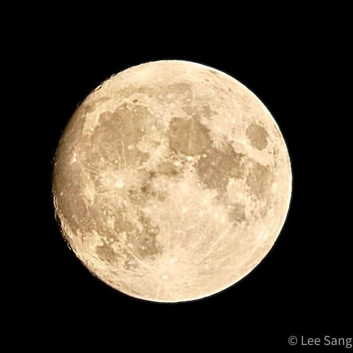 パク・チュンフンのインスタグラム：「좋아하는 이상 사진 작가가 방금 찍은 달! 모두 즐추 보내세여~~^^ #달#추석#만월#보름달#한가위#full moon,Today!」