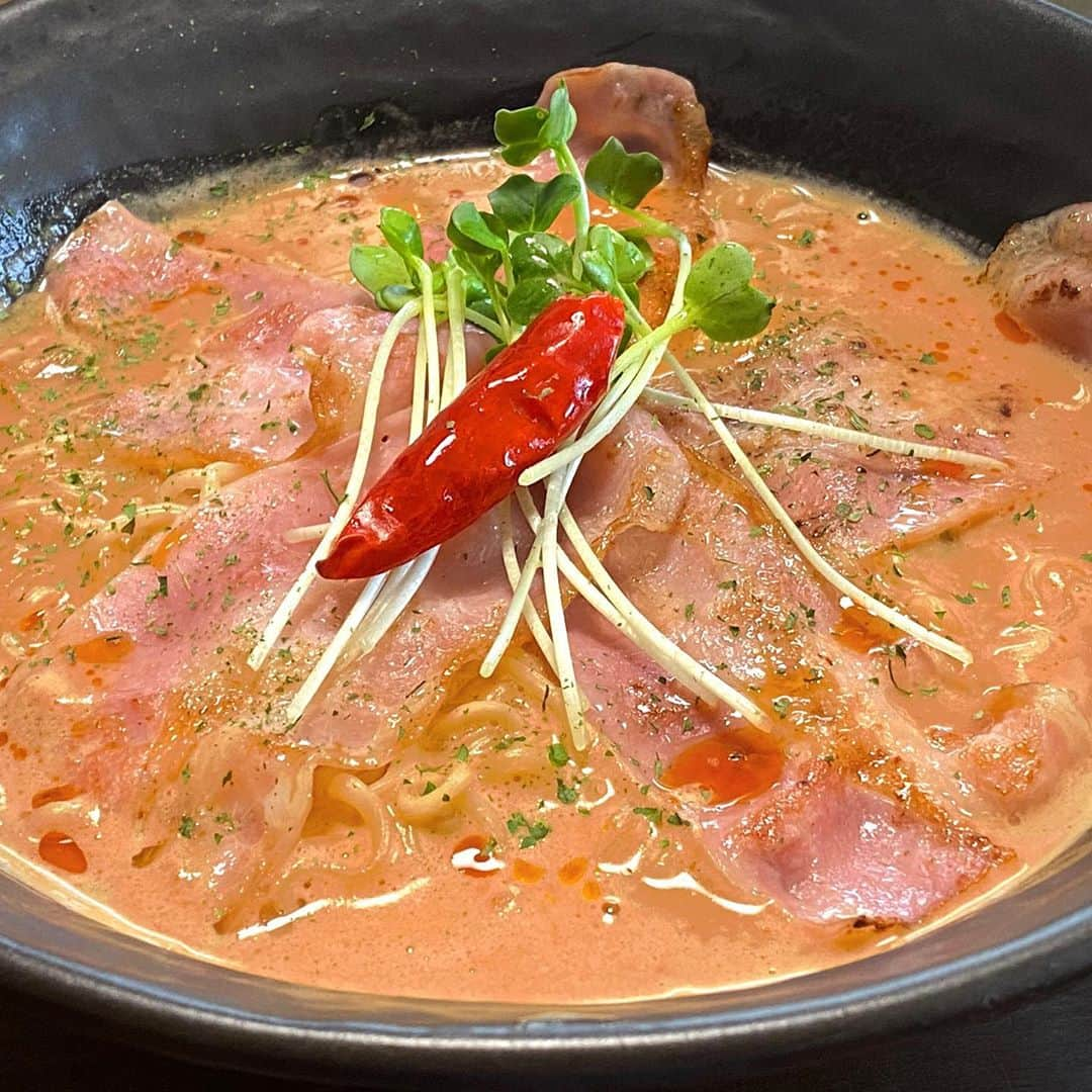 がっちゃんのインスタグラム：「サッポロ一番みそラーメン トマトクリームにんにくラー油仕立て🌶  名前長いですけど、どれも主役級に外せない味です😊💦 がっちゃん監修、お父さんが作ってくれる我が家の定番メニューです✨  【材料 1人分】 サッポロ一番みそラーメン1袋 ベーコン 5枚 トマトピューレ 大さじ3 にんにくチューブ 1センチ 水300ml 牛乳（豆乳）200ml 鷹の爪1本 ラー油 お好み かいわれ お好み 乾燥パセリ 適量  【作り方】 1.鍋でベーコンを焼き、バットに取り出す。 2.ベーコンを焼いた鍋を洗わずに水300mlを入れ、沸騰したら麺と鷹の爪を入れて中火で2分煮る（麺を固めに仕上げたい場合は1分〜1分30秒）。 3.麺を煮ている間に、ボールに牛乳、トマトピューレ、にんにく、スープの素を入れて混ぜ、合わせスープの素を作る。 4.ラーメン鍋に合わせスープの素を入れて軽く混ぜ、中火で2分煮る。 5.器に移し、ベーコン、かいわれを乗せ、ラー油をお好みの量かけてパセリをふる。 ラーメンと一緒に煮た鷹の爪は飾りで乗せると綺麗です。  ※鍋がテフロン加工でない場合、ベーコンがくっついてしまうかもしれません。 鍋に油を敷くかフライパンで焼いてください。  #サッポロ一番 #サッポロ一番みそラーメン #ラーメン #偏愛サッポロ一番 #おうちカフェ  @sapporo1ban_jp」