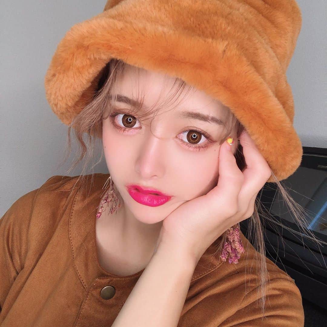 うさたにパイセンさんのインスタグラム写真 - (うさたにパイセンInstagram)「. 5分でやったナチュラルメイクなので童顔🙄 . あとカラコンね！ . パディントン帽🧸🎈」9月30日 22時38分 - usatanipaisen1215