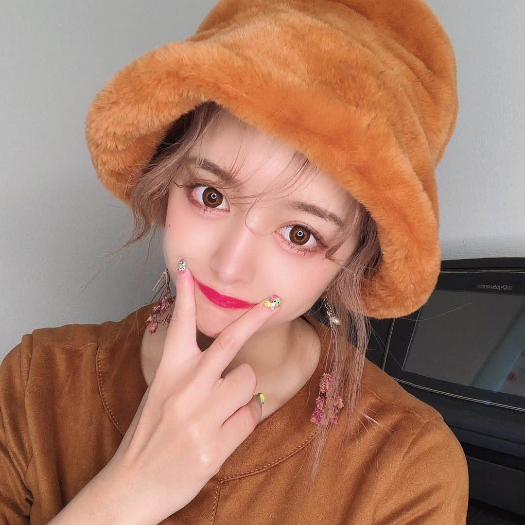 うさたにパイセンさんのインスタグラム写真 - (うさたにパイセンInstagram)「. 5分でやったナチュラルメイクなので童顔🙄 . あとカラコンね！ . パディントン帽🧸🎈」9月30日 22時38分 - usatanipaisen1215