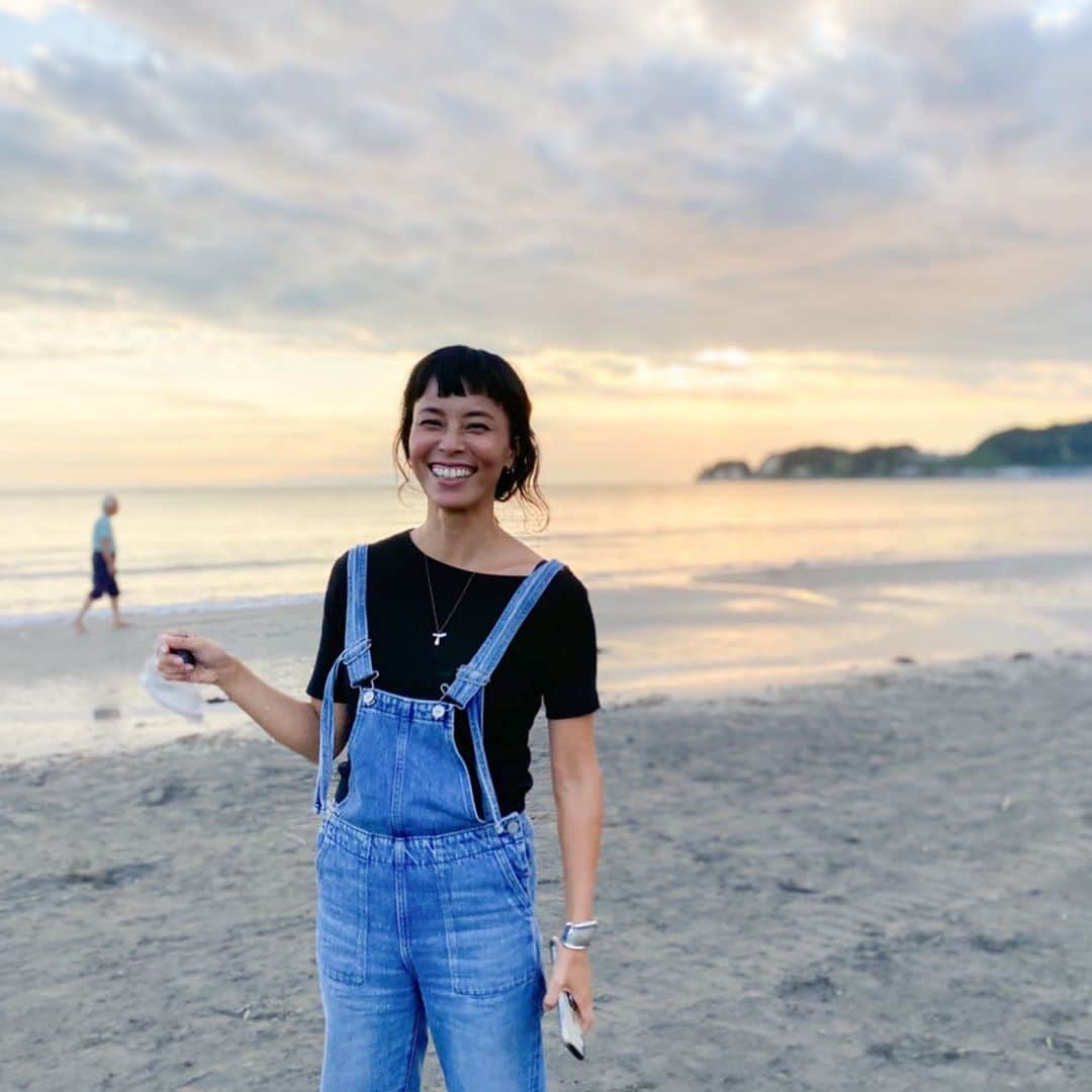 渋木さやかのインスタグラム：「⠀ 「わたしの好きなとこってどこ？」って夫に聞いたら 「体の柔らかいところ。」だって。🐙  ドングリ息子に同じこと聞いたら「かお。」だって。 ⠀なんなん、うちの男の子たち。🙃🙂笑 ⠀  期待しては(答えを求めては)いけないって、ヨガの先生たちも、ヨガをやってない人たちも、みんながみんな知ってる事だけどしてしまうのが、人間界の世知辛さ、そして面白さでもあります。 ⠀ ⠀ 「いつも美味しいご飯作ってくれるところ」 「優しいところ」 「怒っててもすぐにご機嫌になるところ」 …とか言われたぁぁい！😂🙏　 …ま、夫の為にも毎日ヨガのアーサナはかかさず頑張ろうと思います🙃🧘🏻笑　くそぅ、(今の時期は心の声出してこ) ⠀ ⠀ Photo by @junkocamera 🙏 サロペット : @sea_japan」