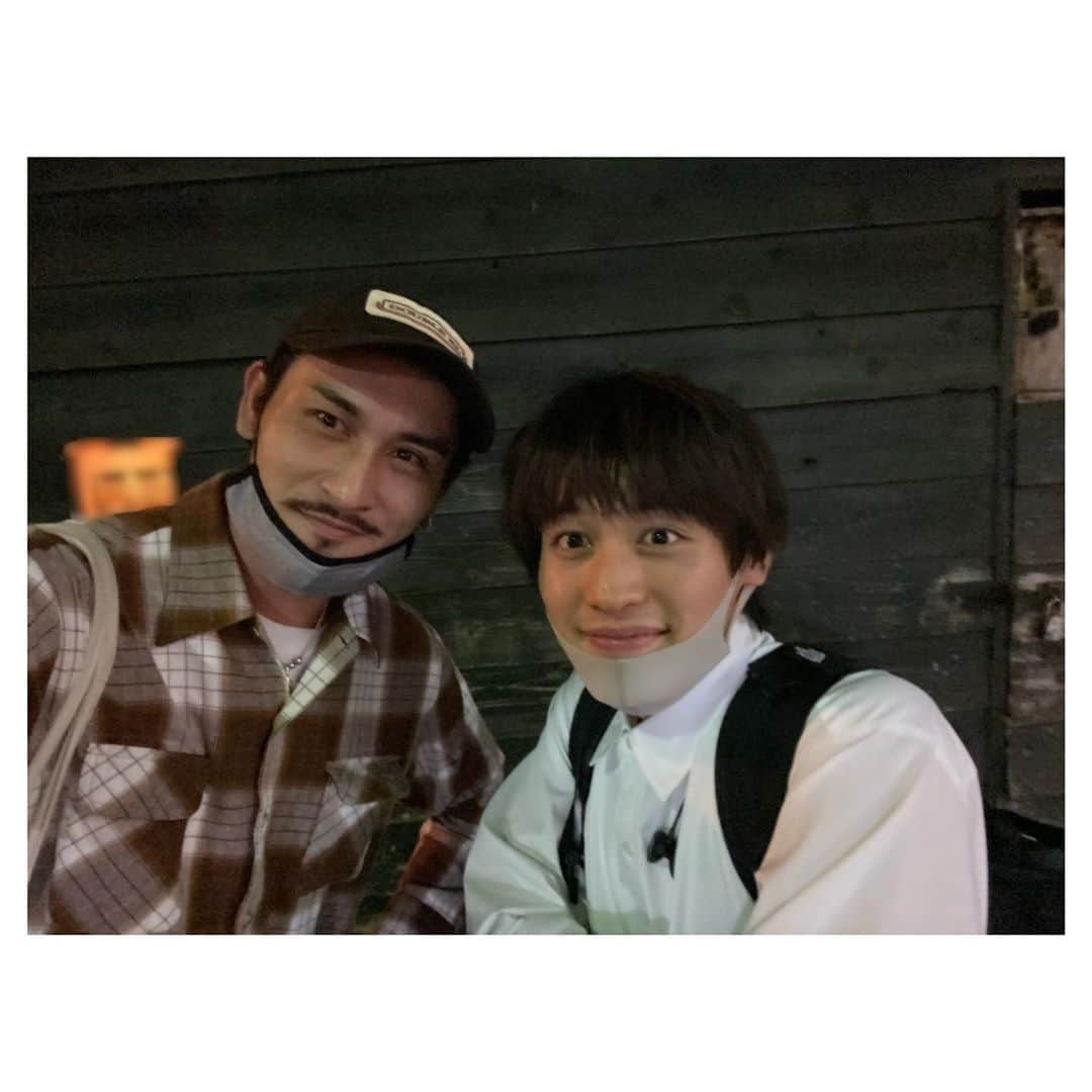 高木勝也さんのインスタグラム写真 - (高木勝也Instagram)「小林亮太﻿ ﻿ 昨日はね、大切な弟。﻿ マモ(小林亮太)の勇姿を観てきました。﻿ こういう姿を見てみたいって思ってた姿でした。﻿ ﻿ 一つ一つの緻密な感情のやり取りが﻿ 凄く大切な会話劇﻿ ぐっっっっと心の中にあるものを﻿ 繊細に繊細に紡いで紡いで﻿ 溢れて出てきてしまうものを﻿ 時にグッと堪え﻿ 時にその瞬間にこぼれ落とし﻿ 観客に色々な事を想像させ、、﻿ ﻿ 「その場で生きる」という事を﻿ 芝居で魅せてくれました。﻿ ﻿ 流石だね(^^)﻿ 年齢なんて関係ない。﻿ 本音で思ったすげー奴はすげーと尊敬する。﻿ 僕はこのスタンス。﻿ ﻿ 芝居観れて会えて凄く嬉しく、そして刺激を貰った素敵な時間でした。今日も頑張れるぜいっ！﻿ ﻿ マモ、お疲れさんっ。ありがとう。﻿ ﻿ 皆さん、良き一日をお過ごし下さいねっ♫ #小林亮太 #equal #イコール #朗読 #会話劇 #haveaniceday」10月1日 9時27分 - katsuyoung__1128