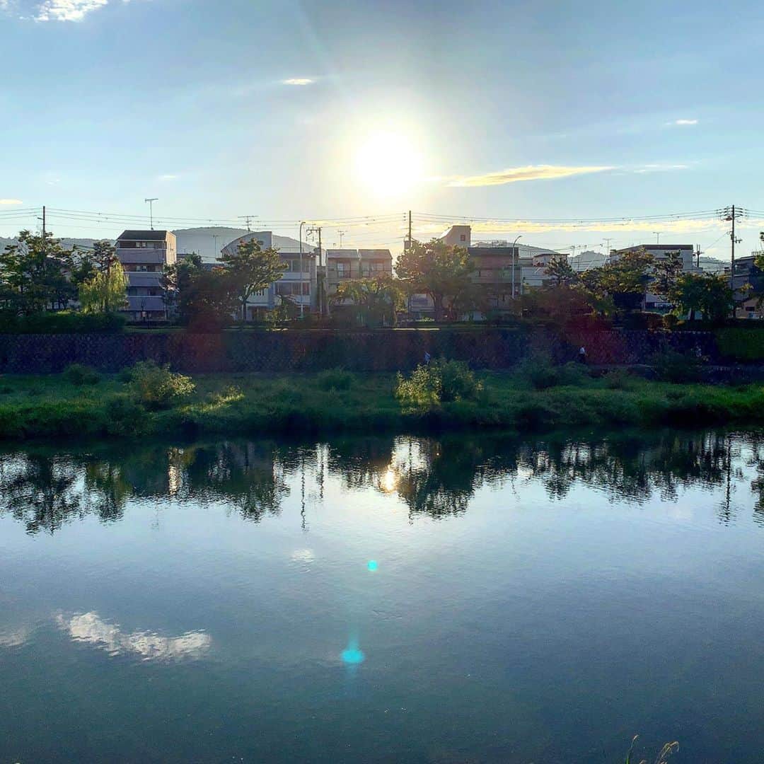 池内万作さんのインスタグラム写真 - (池内万作Instagram)「朝の旅ラン終了！ 京都駅近辺から木屋町辺りまで行って戻ってきました〜。 信号と名所だらけだから、ついつい立ち止まっては写真を。 これを「ラン」と呼んでいいかは議論が別れるところかもしれないw そーいや10月ですね〜。 早い早い。 皆さま、素敵な秋の1日をお過ごし下さい(｀_´)ゞ #ランでした #stopデ部 #旅ラン」10月1日 8時06分 - mandeshita