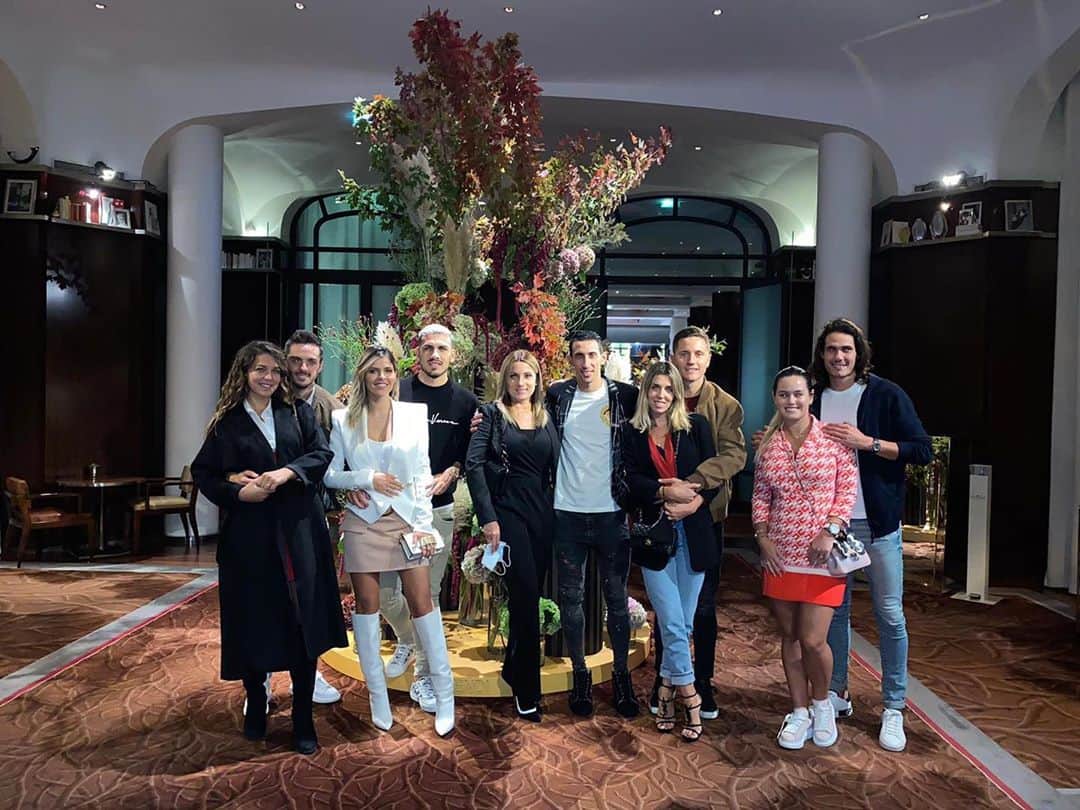 レアンドロ・ダニエル・パレデスのインスタグラム：「Hermosa cena con amigos ❤️🌒⭐️」