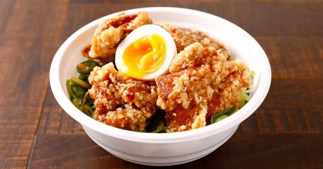のインスタグラム：「【麺処むらじの唐揚げ丼！】  麺処むらじの唐揚げは、ジューシーで一度食べると リピート確定のやみつきになる味です！ 揚げたてホクホクの唐揚げは、ラーメンとの相性も抜群。 そんな唐揚げが丼になり、麺処むらじでテイクアウトできます！ (もちろん、唐揚げ単品のテイクアウトも可能です！)  お昼にがっつり麺処むらじの唐揚げ丼をお召し上がりください！  麺処むらじ祇園本店、室町店ともにディナータイムが オススメのご来店時間です！ 夜ですと特に京都らしい街並みが色濃く感じられ、 席へのすぐのご案内もさせて頂けますよ。  麺処むらじでは様々な感染症対策をし、 皆様にご安心して麺処むらじをお楽しみ頂けるよう、 一同懸命に取り組んでおります。 みなさまのご来店を心よりお待ちしております。  #麺処むらじ #むらじ #ラーメンむらじ #ラーメン #京都ラーメン #ラーメン京都 #麺処むらじ #ラーメン大好き #麺スタグラム #麺活 #京都グルメ #京都麺活 #京都のうまいもん #ランチセット #京都 #そうだ京都行こう #kyoto #ramen #ramennoodles #ramenlover #ramen #kyotojapan #祇園 #室町 #唐揚げ #唐揚げ丼」