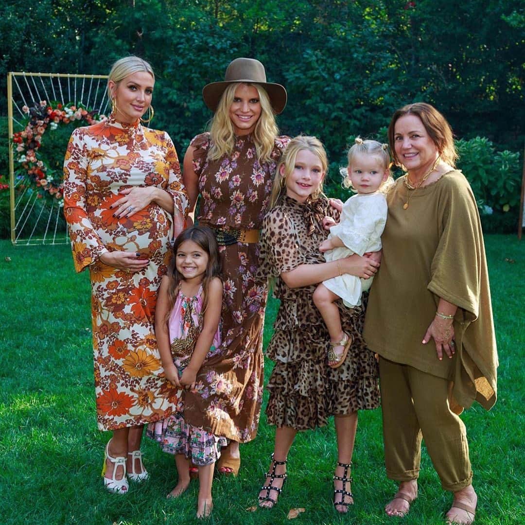 E! Onlineさんのインスタグラム写真 - (E! OnlineInstagram)「Jessica Simpson threw the cutest baby shower for her sister Ashlee and we are in L.O.V.E 😍 All the exclusive deets and pics are at the link in our bio. (📷: @kristingram)」10月1日 8時16分 - enews