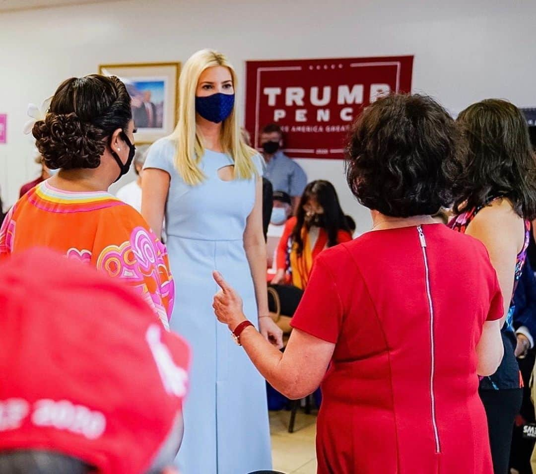 イヴァンカ・トランプさんのインスタグラム写真 - (イヴァンカ・トランプInstagram)「Great to be back in Orlando, FL campaigning  for @realdonaldtrump!  From cutting taxes for families to prioritizing our great military to combatting human trafficking and lowering prescription drug costs, President Trump has delivered and will continue to deliver for the people of Florida!」10月1日 8時09分 - ivankatrump