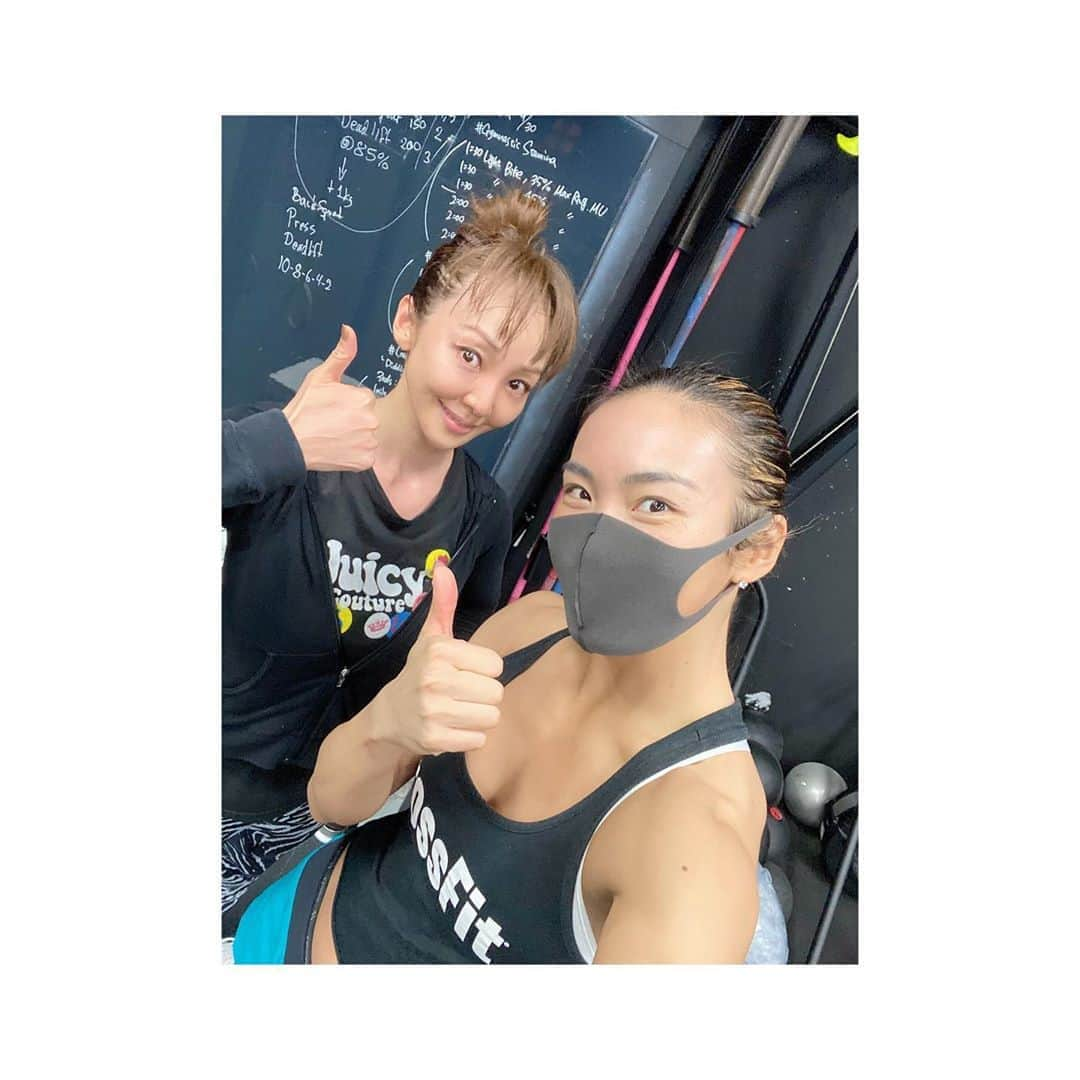 神田うのさんのインスタグラム写真 - (神田うのInstagram)「AYA先生💕の @aya_fitness トレーニング😊 35パウンド（15.9キロ）のバッグスクワット2回❣️ 腰が悪くて（椎間板ヘルニア手術で）スクワットも出来なかった私ですが、先生💕のご指導のもと今では35パウンドをかついでスクワット出来るまでになりましたぁ〜😍 腰痛を恐れる事なくスーパーにお買い物に行って沢山買っても荷物が余裕で持てるようになり日常生活が楽になりました❣️ 感謝❤️感謝❤️ #継続は力なり#継続は力#継続は力なり💪#腰強化#トレーニング#トレーニング女子#動ける身体作り#感謝#トレーナー#AYA 先生#ayaトレーナー#ありがとうございます#training#バックスクワット#Backsquat#神田うの#unokanda」10月1日 8時14分 - unokandaofficial