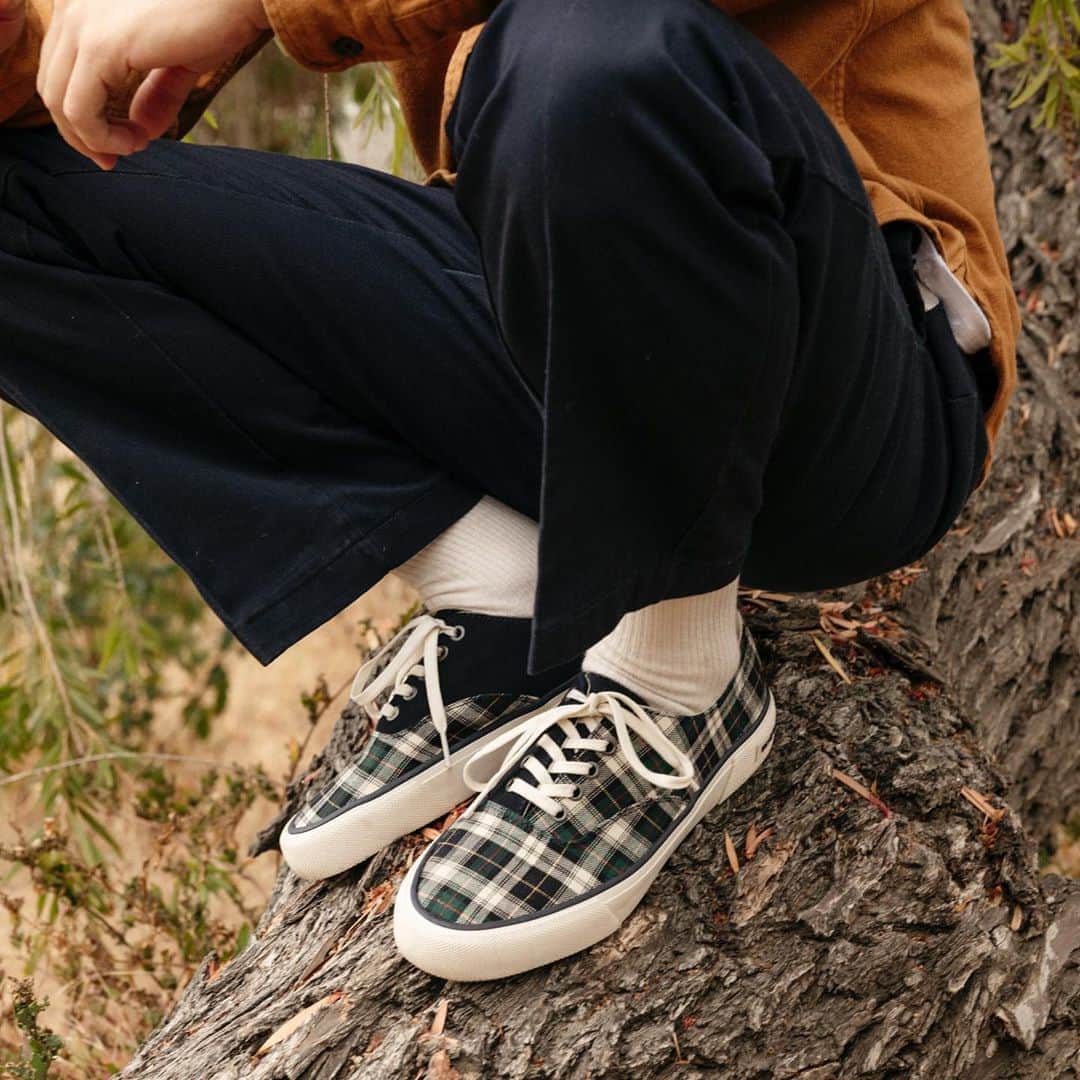 シービーズのインスタグラム：「Plaid for fall? Shocking we know🤪So we made ours just a little different...  Made in Japan from the finest wool or cotton twill, these come in a tonal plaid or classic ivy tartan color palettes.」
