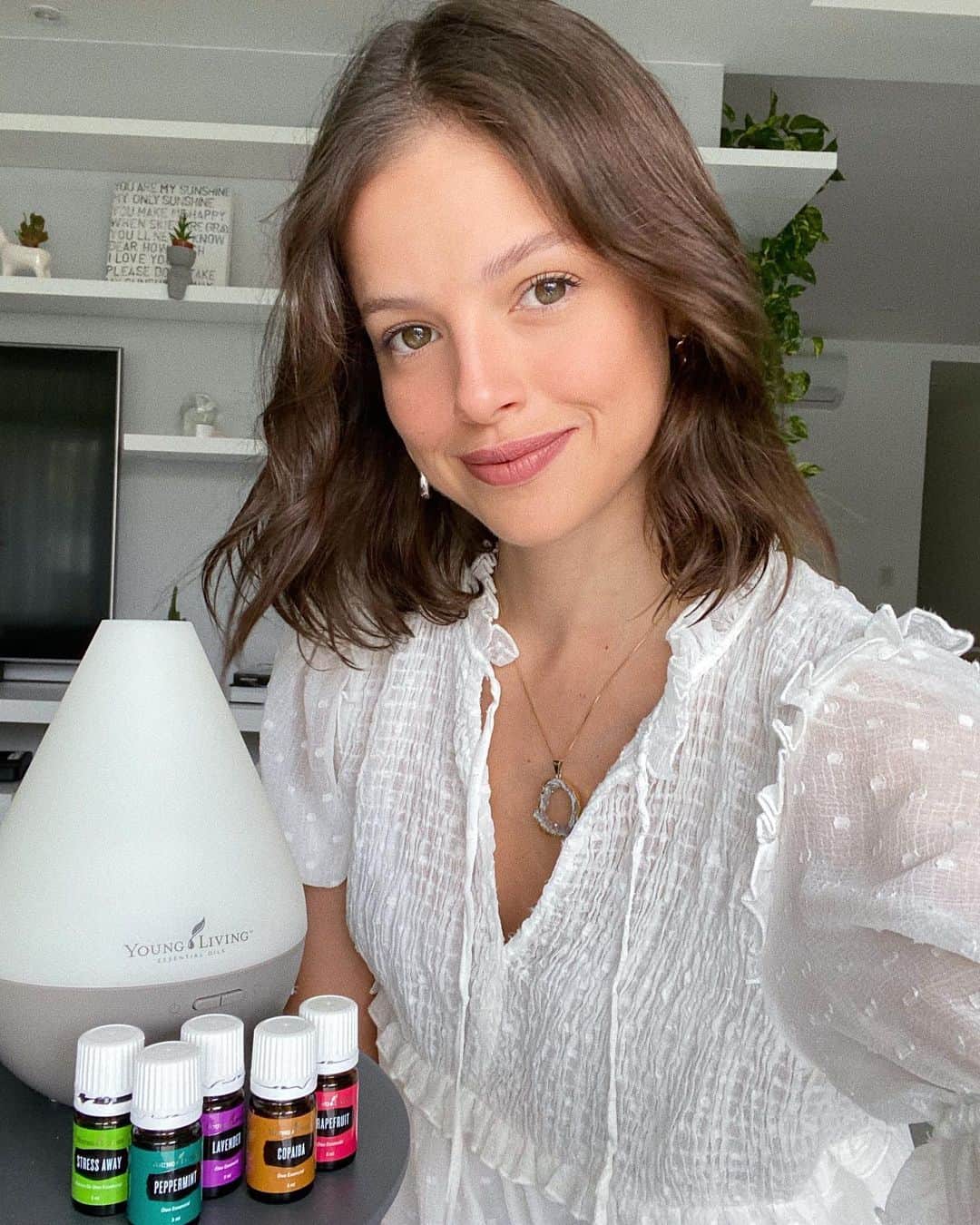 アガサ・モレイラのインスタグラム：「Eu adoro dar boas notícias: eu e a @younglivingbrasil a líder mundial em óleos essenciais, estaremos juntas novamente para o #GoBrasil Essential by Young Living. Vamos falar sobre saúde, bem-estar e qualidade de vida no dia 3 de outubro, a partir das 11h! Quer saber mais? É só se inscrever em gobrasilyl.com.br ✨ #GoBrasil #GoBrasilYL #oessencialévocê #ad」