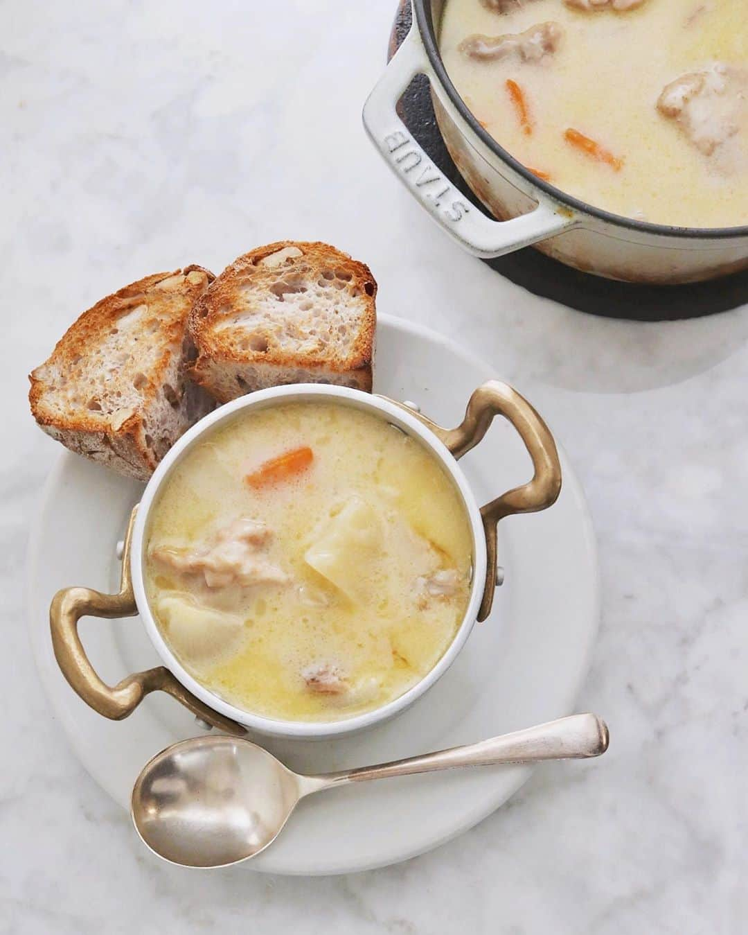 樋口正樹さんのインスタグラム写真 - (樋口正樹Instagram)「Stew & bread . 今朝のご飯はシチュー、 香ばしいパンを添えて。 . . . #朝スープ #朝シチュー #クリームシチュー #シチュー #シチューとパン #温活 #優しい味 #Stew #soup #Ballarini #Ballarini_jp」10月1日 8時21分 - higuccini