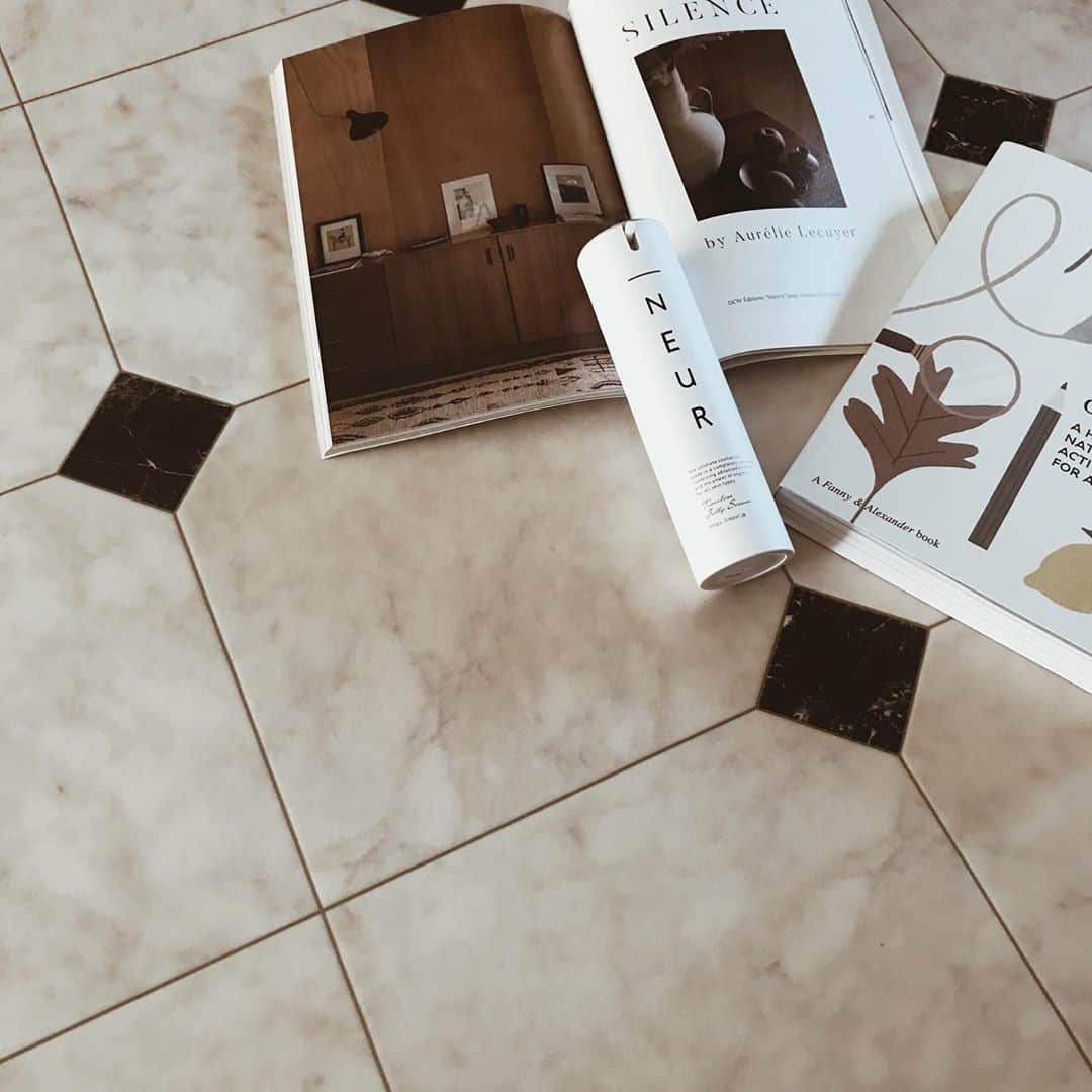 yuiのインスタグラム：「Hello, October🍂 いよいよ本格的に秋の到来って感じでわくわく🤎 乾燥の季節もやってくるけど、今年も #_neur の #タイムレスジェリーセラム にお世話になります🙇🏻‍♀️ 季節によって変化するお肌の悩みにも応えてくれる、マルチな一本◎  @_neur.jp  always thank you♡」