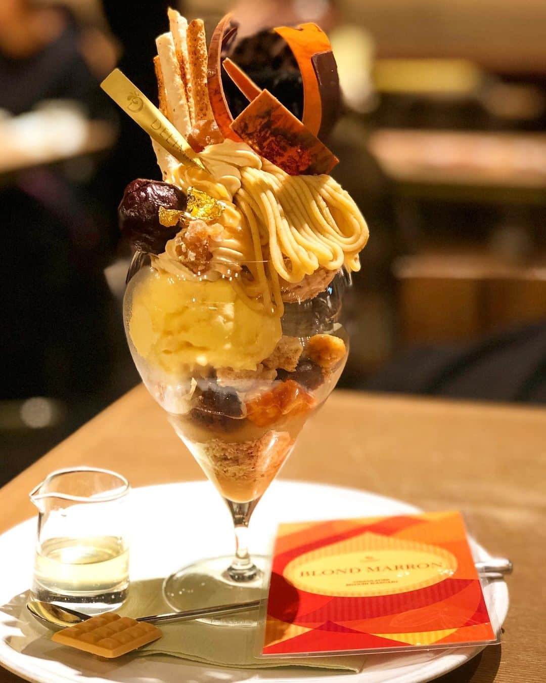 eguchikazuakiのインスタグラム：「おはようございます☀﻿ ﻿ もう10月に入りましたね﻿ お店のスタッフは9月も頑張ってくれて﻿ たくさんのお客様にデリーモのお菓子を届けることができました😋﻿ スタッフみんなにありがとう 家族にもありがとう お客様にもありがとうございます  9月和栗のパフェがほんとに大人気で嬉しいです🌰️﻿ ﻿ 毎日をしっかり生きることに﻿ 目の前の仕事に全力で取り組めるような環境作り﻿ 私はシェフとして次の次の更にその先の道をつくっていかなければいけない、﻿ シェフの皆さんは同じプレッシャーを日々感じていると思います。﻿ ﻿ 私は営業も購買も開発も、、、掃除、SNSもYoutubeもなんでもやります﻿ そりゃそうです﻿ デリーモのミッションは【お客様喜ばせ業】だからです‼️﻿ ﻿ 私の仕事は﻿ ・パティシエです﻿ ・シェフです﻿ ・社長です﻿ ・販売です﻿ そうじゃないんですよね。﻿ 部下がそんなこと言ったらやりなおし🔥﻿ ミッションを達成する為の行動が仕事です 誰みて仕事してんだよって話﻿ ﻿ →あなたの仕事はなんですか❓﻿ ﻿ 今日も朝からびっちりサプライズ挟みながら﻿ 未来へ投資してきます👋🏻﻿  #delimmo #デリーモ #パティシエ #ショコラティエ #パフェ #和栗 #マロン #モンブラン #チョコレート #スキル #江口和明 #eguchikazuaki #おはようございます #車 #移動中 #今日も頑張ろう」