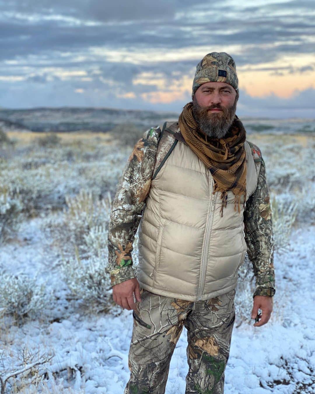 コリー・ロバートソンのインスタグラム：「My man went out west, walked 132 miles through mountains and valleys, in the heat and snow, sun up to sun down...and brought home dinner! @realwilliebosshog your fried elk stacked with mushrooms, onions and apples, with a side of mashed potatoes and gravy is officially my favorite meal! Thank you for taking such good care of us😋😉 You’re the cutest hunter I know!! I love you forever and always!」