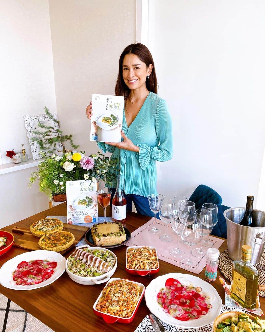 ケリーのインスタグラム：「私の初のレシピ本 “Kelly’s Recipe BITORE MESHI”が 皆さんの手元に無事に届きましたか❓ ・ 手元に届いている方々がSNSに アップして頂いているのを見ました😍🤩✨ ・ 皆さんがどのレシピを作るか見たいので😃 なにか作ったら私をタグ付けして、 #kellysrecipebitoremeshi をつけてアップしてね❣️ ・ 見たいです😍😍😍 ・ レシピ本がまだ購入してない方は近くの本屋さんか オンラインで買えるので、是非是非チェックしてね😉 ・ I’m so happy to see you guys have  received my recipe book📚❤️ ・ I’m excite to see what recipes  you guys will make!!! ・ If you post my recipes don’t forget to tag me and #kellysrecipebitoremeshi  ・」