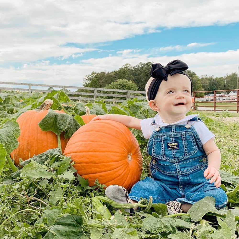 オシュコシュさんのインスタグラム写真 - (オシュコシュInstagram)「The coolest (and most stylish!) pumpkin in the patch 😉🥰 🎃 We want to see your fave pics (over all!) Grab a pair and get ready for #overallsday on Oct. 15! #oshkoshturns125 #overalls #fallvibes 📷: @caitpreast」10月1日 8時48分 - oshkoshkids