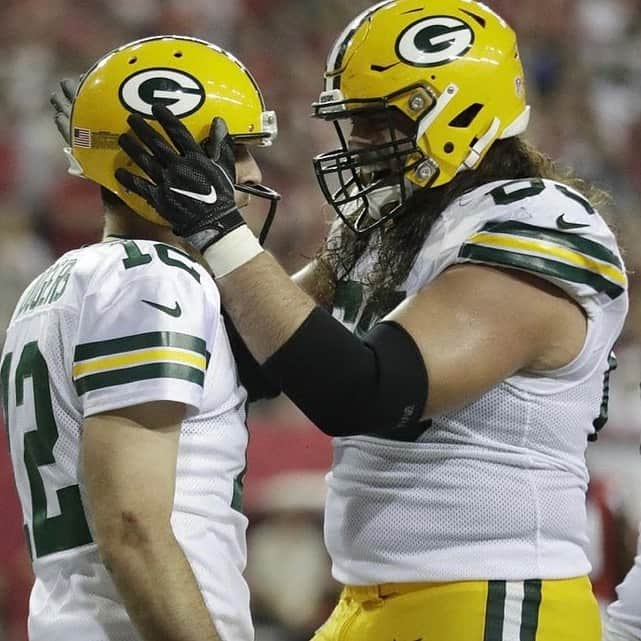 アーロン・ロジャースさんのインスタグラム写真 - (アーロン・ロジャースInstagram)「Happy birthday @davidbakhtiari #69 in your program, #1 in our hearts. Thanks for watching my back 💪🏼 #hbd🎂 #」10月1日 8時49分 - aaronrodgers12