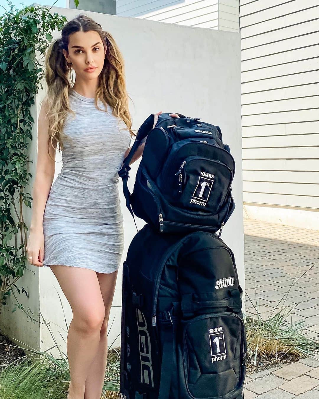 エミリー・シアーズさんのインスタグラム写真 - (エミリー・シアーズInstagram)「My giant @1stphorm luggage saved my ass today! Moving in 106°F LA heat is not fun 🥵. All my #1stphorm luggage holds so much stuff that it saved a whole car trip back and forth to the new place! . So excited to be in our new house now but not excited to unpack lol 🥴 . #1stphorm #iam1stphorm #luggage #packing #moving #LA」10月1日 8時56分 - emilysears