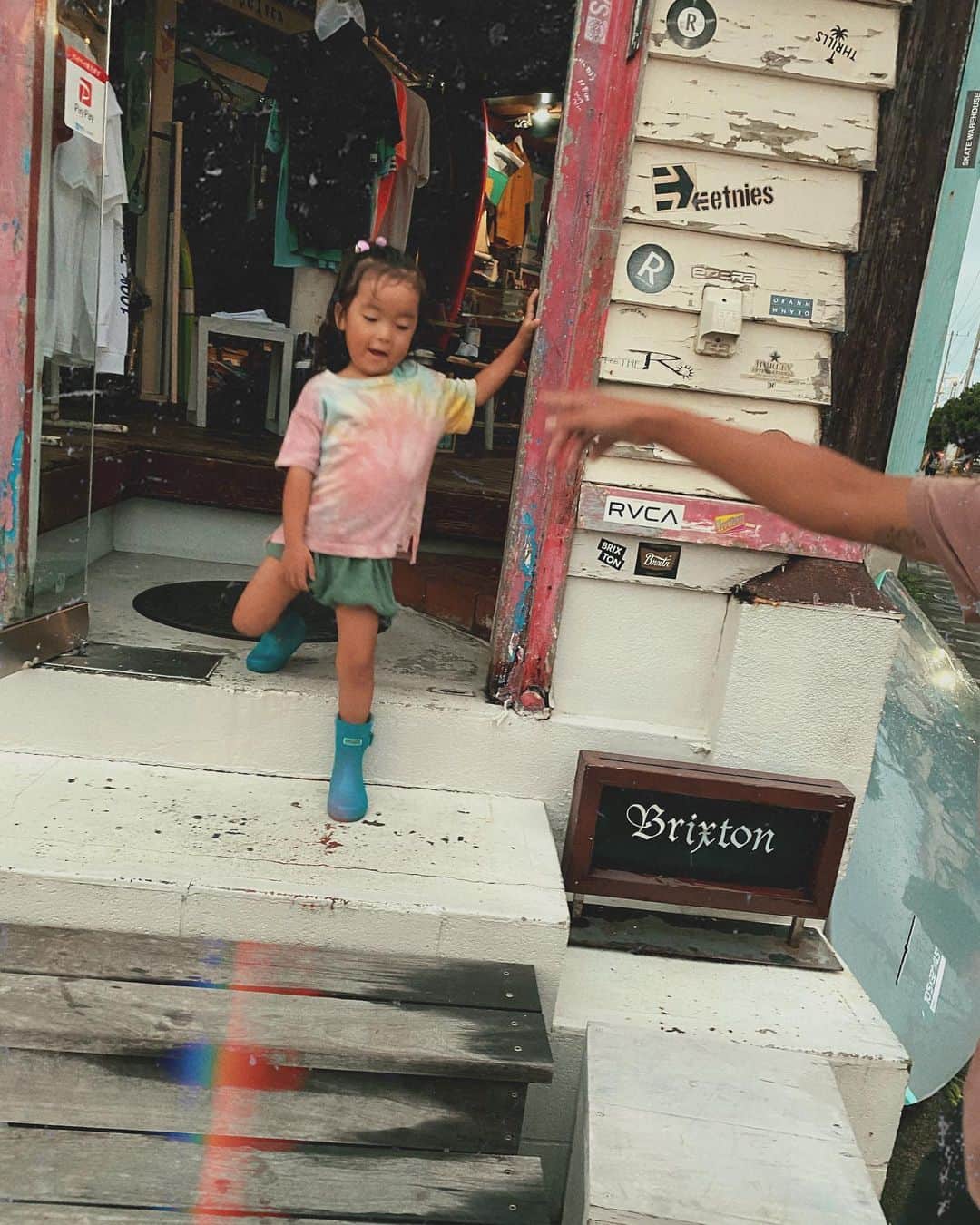 堀舞紀さんのインスタグラム写真 - (堀舞紀Instagram)「🍭 . . . #cannyO が自分で 染めたteeが とってもいい色で😻 . . . もっと沢山欲しい！！ と思ってしまぅ。 . . 雨の日はキライだけど 雨上がりの長靴コーデって たまらないなー . . . #雨上がり #左脳　の動き #🛹」10月1日 8時57分 - mainohori