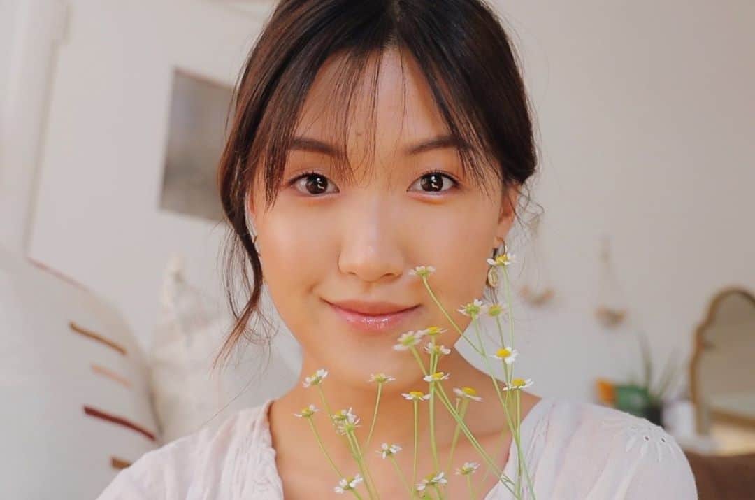 W E Y L I Eのインスタグラム：「When you’ve been watching too many k-dramas 😅  But seriously my biggest makeup inspo right now is k-beauty! I love the soft & natural looks with subtle pops of color. This has been my favorite makeup look and I’ve stuck with it for over 6 months, which really says a lot! I know I’ve been promising this makeup tutorial, and it’s finally up on my main channel! Of course I used my @physiciansformula #ButterUpWithWeylie palette available at @Target (US) and @ShoppersBeauty (CAN) ☺️ #physiciansformula」