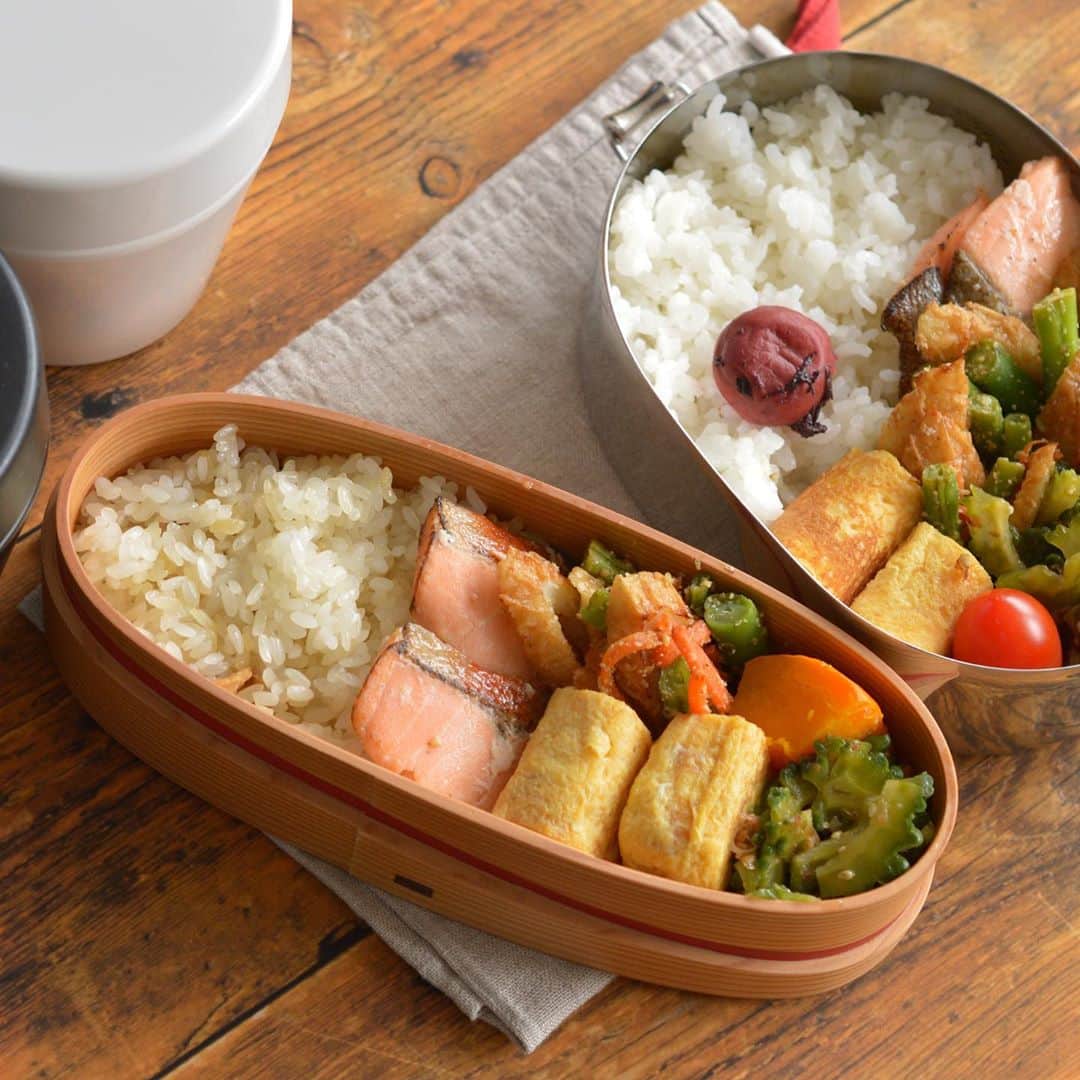 yukiyoのインスタグラム：「2020.10.1* ・ 今日のお弁当 ・ ご飯に梅干し、私のは謎のおこわ 出汁巻 オリーブオイル漬け焼き鮭 竹輪インゲン人参ごま和え（ノンオイルで炒めてる） ひとつまみ塩入れて煮たかぼちゃ 無限ゴーヤのツナ無し ・ お湯を入れるお味噌汁付き ・ ・ 実家に行くと ちょこちょこ階段の所に"持っていけ"の袋がある。 昨日は見てみたらきのこの入ったおこわだった。 季節がら松茸かと思ったけれど 父電気とテレビをつけっぱなしで 気持ち良さげに寝ていたので聞かずに来てしまった。 ・ そういえば昨日は父の誕生日だった。 （誕生日だから何か作ったんだろうな） ・ ・ #香りでわかるようなおこわじゃなかった笑 ・ ・ 今年もアカギレの季節がやってきた 良いハンドクリーム無いですかね？ ベタつかずしっとりしていつつ 水を使ってもぬるっとしなくて匂いがキツく無いやつ… ・ ・ 今日から10月、今月も宜しくお願いします。 ・ #お弁当 #obento #bento #lunch #lunchbox #onthetable #japanesefood #暮らし #曲げわっぱ #lin_stagrammer #ロカリ #おうちごはんLover #マカロニメイト #IGersJP」