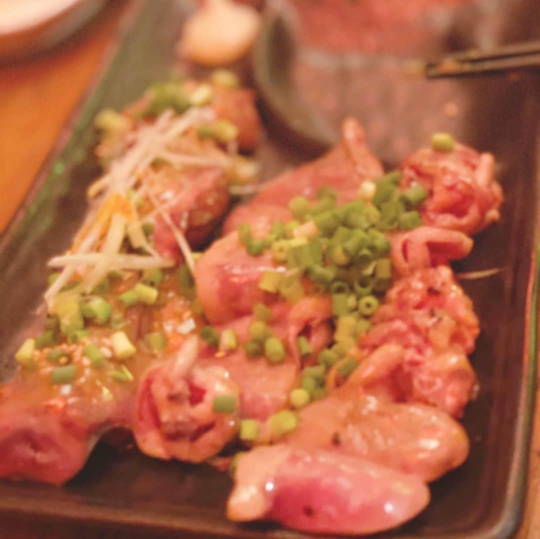 イトウジュン（タイ料理研究家）さんのインスタグラム写真 - (イトウジュン（タイ料理研究家）Instagram)「誕生日に最近良く #肉ケーキ 見かける❣️ #麻布十番 にある #麻布ウグイス は #鳥つくね の肉ケーキだよー フワフワでジューシーな肉ケーキがおいしくてびっくり❣️ このエリアで焼き鳥1本220円〜と言うお値段も嬉しいお店でした！ 中でもうずら🥚激ウマ❣️ ニンニク醤油🧄味の半熟うずらなのです〜 ささみは半生じゃない！ちょうど火が通ってるところと言うしっとりして柔らかい #鳥刺し も、めちゃ新鮮で #レバー刺し とかハツとかお勧め😍 #麻布十番グルメ  #麻布十番焼き鳥  #焼き鳥 #肉好き #肉会 #肉スタグラム  #肉食女子 #グルメ好きな人と繋がりたい  #焼き鳥屋  #バースデー  #コスパ最高  #コスパ良し  #六本木グルメ  #六本木  #港区  #飯テロ #食べ歩き  #グルメ好きな人と繋がりたい #ニンニク醤油  #ニンニクたっぷり」10月1日 9時05分 - junito.13