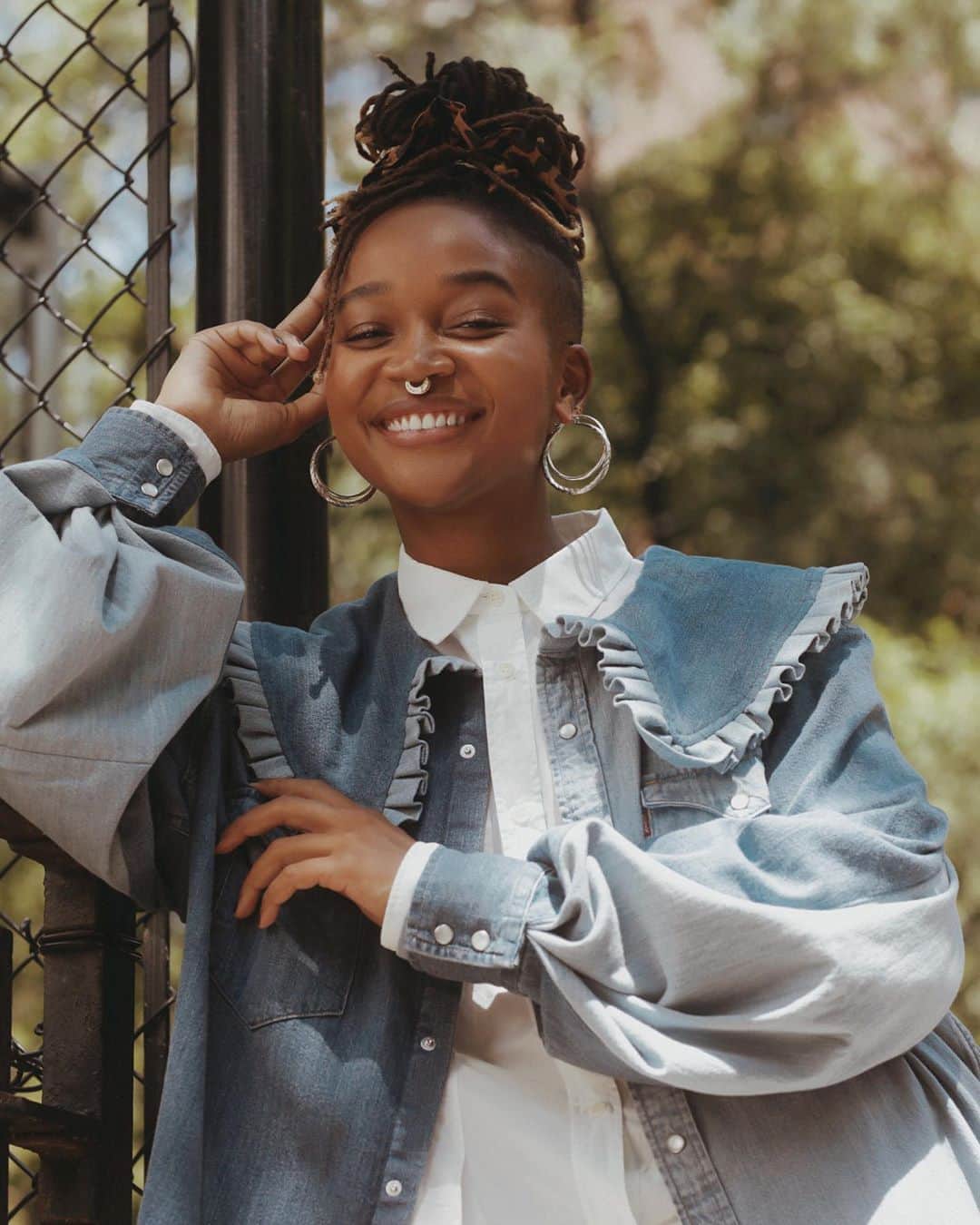 Levi’sさんのインスタグラム写真 - (Levi’sInstagram)「#LEVISXGANNI Kimberly Drew  @museummammy in our #LEVISXGANNI campaign in NYC wearing our upcycled shirt – designed to be worn by many, owned by none.  Only available at GANNI REPEAT 🔁 Link in bio.  Stay tuned as we continue to share more from a few of our favorite #GANNIGirls.」10月1日 9時07分 - levis
