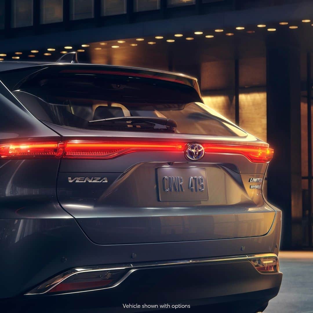 toyotausaさんのインスタグラム写真 - (toyotausaInstagram)「Expertly crafted detail surrounds the all-new 2021 #Venza, available now. #LetsGoPlaces #Hybrid」10月1日 9時18分 - toyotausa