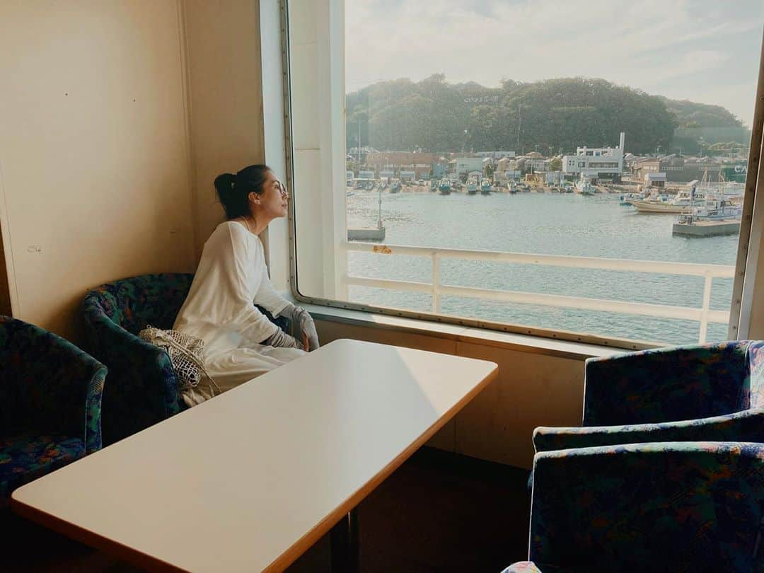 松田珠希さんのインスタグラム写真 - (松田珠希Instagram)「東京湾フェリー🚢 久里浜→金谷。 良き時代の残る内装。  #東京湾フェリー　#桜島フェリーが恋しい #うどん食べたくなる　#海　#ferry #shorttrip」10月1日 9時11分 - tamakimatsuda11