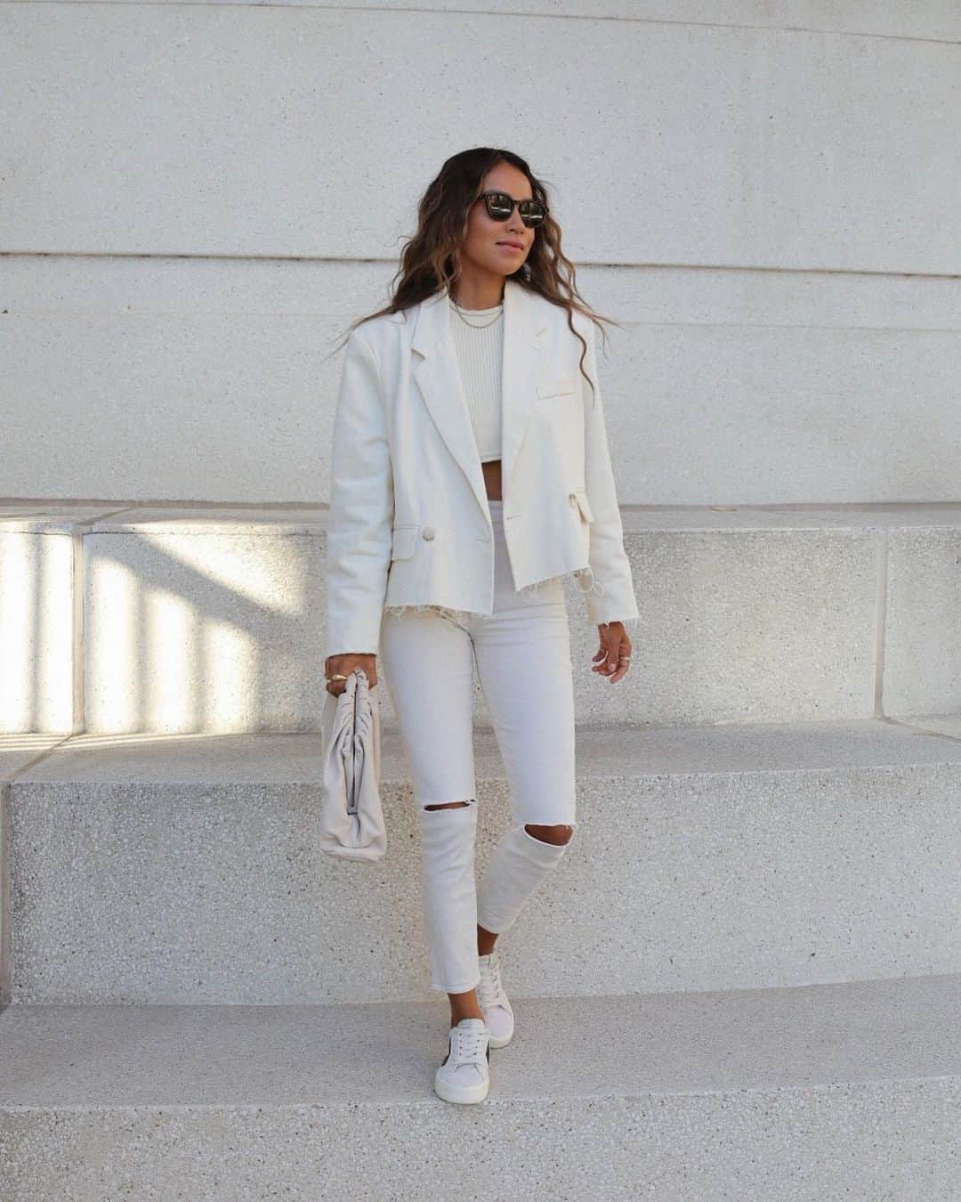 ジュリー・サリニャーナのインスタグラム：「easy breezy streetstyle. ☁️」