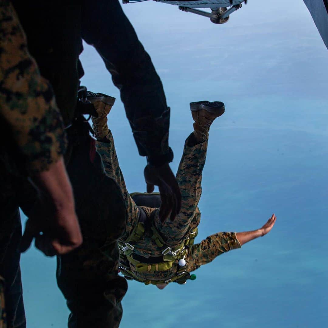 アメリカ海兵隊さんのインスタグラム写真 - (アメリカ海兵隊Instagram)「Free Falling   A reconnaissance scout with Force Reconnaissance Company, 2nd Reconnaissance Battalion, @2dmardiv performs a military free-fall jump from a CH-53E Super Stallion.  The training, which also included day and night low-level static line jumps, helped to maintain qualifications and to increase skills in airborne capabilities. (U.S. Marine Corps photo by Lance Cpl. Jacqueline Parsons)   #USMC #Military #Marines #Falling」10月1日 9時25分 - marines