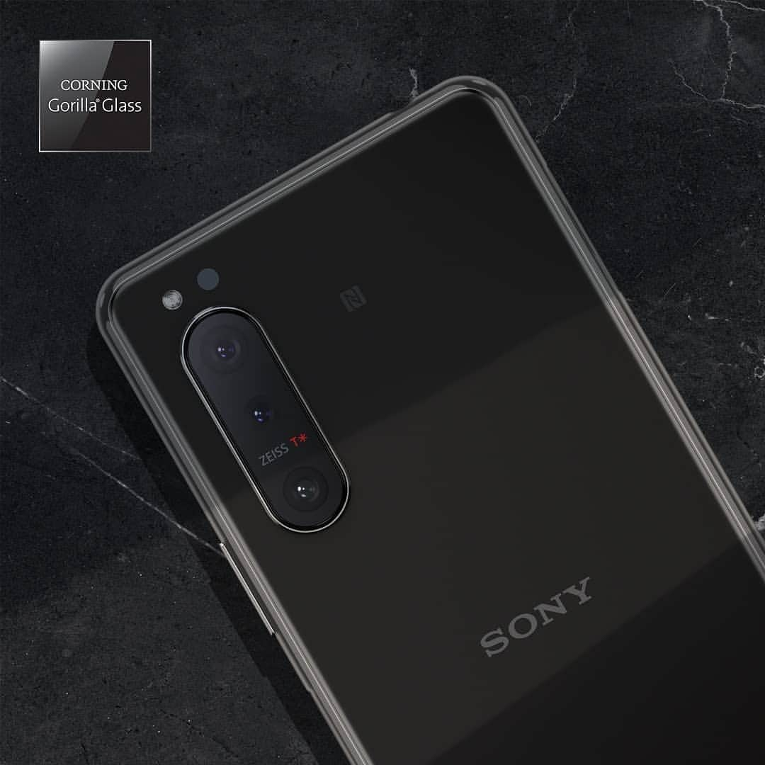 Sony Mobileさんのインスタグラム写真 - (Sony MobileInstagram)「Tough and durable, Corning® Gorilla® Glass 6 coats Xperia 5 II on the front and back for an everyday armour that shines.  #Xperia5II #Xperia #Sony #SonyXperia #Design #GorillaGlass6」10月1日 0時27分 - sonyxperia